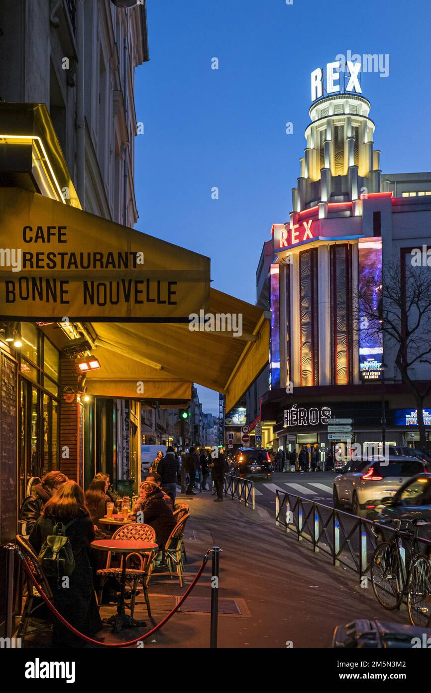 France. Paris (2th arrondissement). Dans la soirée, le cinéma 'le Grand Rex', boulevard Poissonnière, vu de la rue du Faubourg Poissonnière Banque D'Images