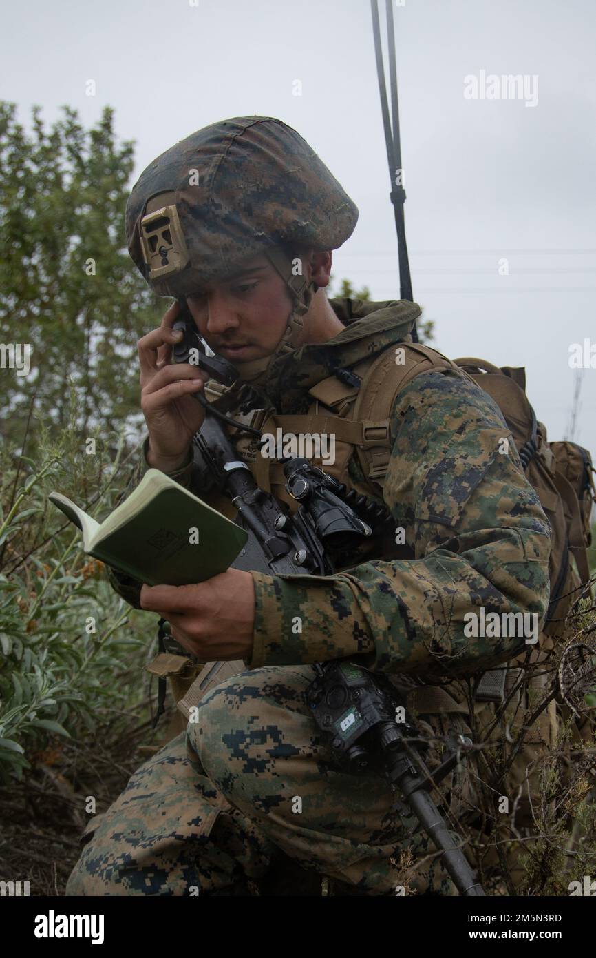ÉTATS-UNIS Corps maritime Cpl. Anthony Gabrian, un opérateur de renseignements sur les transmissions du 1st Bataillon radio, I Groupe d'information sur la Force expéditionnaire maritime communique par un combiné pour la dernière position connue d'un système aérien sans pilote en aval pour une simulation de récupération tactique d'aéronefs et de mission de personnel lors d'un exercice I Groupe d'information sur la Force expéditionnaire maritime Groupe d'évaluation de l'état de préparation au combat du corps maritime au camp de base du corps maritime Pendleton, Californie, 28 mars 2022. Le but du MCCRE est d'évaluer officiellement les tâches essentielles de l'unité et/ou les tâches essentielles à la mission qui lui sont assignées afin d'en assurer l'exécution Banque D'Images