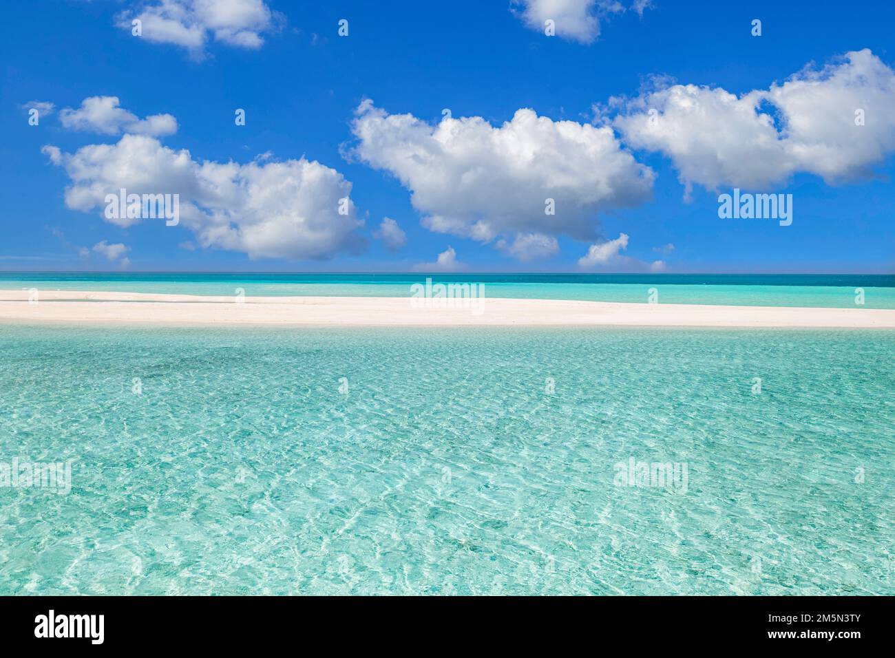 Belle plage de l'île tropicale sur fond bleu ciel des nuages blancs et turquoise océan journée ensoleillée. Paysage naturel parfait de banc de sable comme l'été Banque D'Images