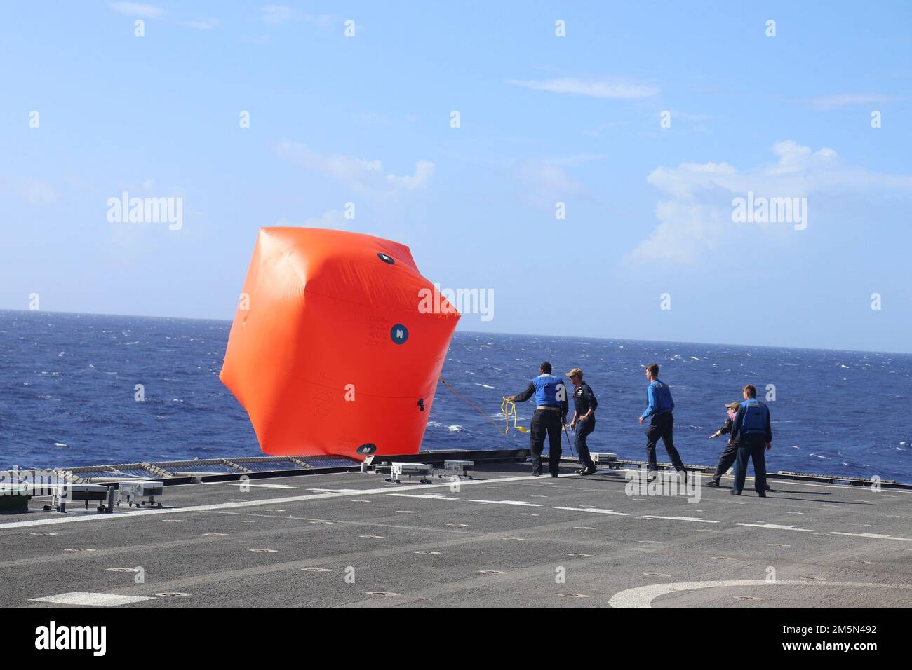 220328-O-NR876-086 PSILLIPPINE SEA (28 mars 2022) – des marins à bord du navire de combat littoral de type Independence-variant USS Charleston (LCS 18) déploient un 'Killer Tomato' avant un exercice de tir combiné avec la frégate de classe Floréal FS Vendémiaire de la Marine française (F 734). Charleston, qui fait partie du Destroyer Squadron (DESRON) 7, est sur un déploiement rotatif, opérant dans la zone d'exploitation de la flotte américaine 7th pour améliorer l'interopérabilité avec les partenaires et servir de force de réaction prête à l'appui d'une région libre et ouverte Indo-Pacifique. Banque D'Images