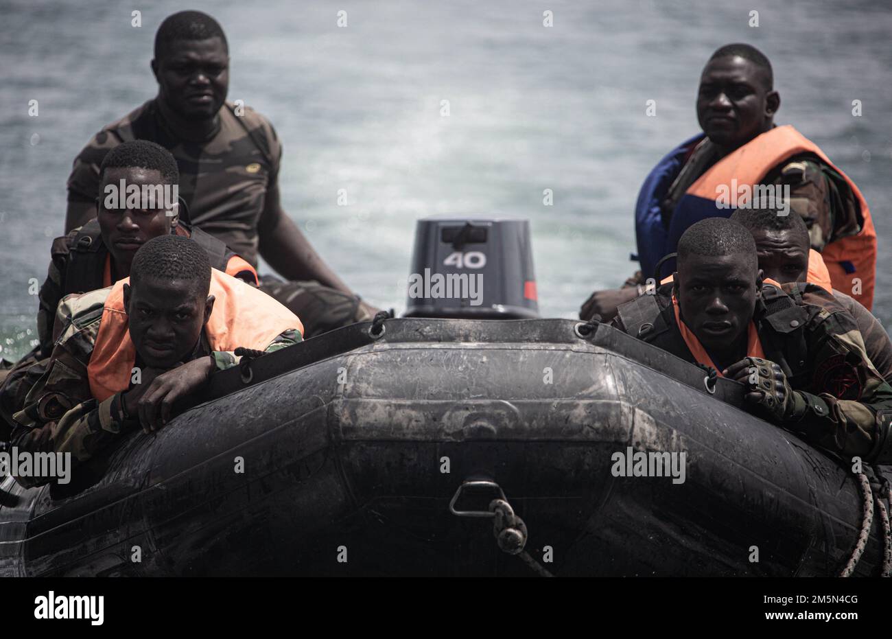 DAKAR, Sénégal (28 mars 2022) les Marines sénégalaises effectuent des exercices amphibies sur un véhicule de combat à base de caoutchouc lors de l'exercice Obangame Express 2022, 28 mars 2022. Les membres de l'armée sénégalaise travailleront avec les États-Unis Marines a affecté le Groupe de travail 61/2, qui fournira temporairement un soutien de commandement et de contrôle au commandant des États-Unis Sixième flotte, synchroniser les unités et les capacités de la Marine et du corps des Marines déjà sur le théâtre, afin de soutenir les alliés et les partenaires régionaux et les intérêts de sécurité nationale des États-Unis. Banque D'Images