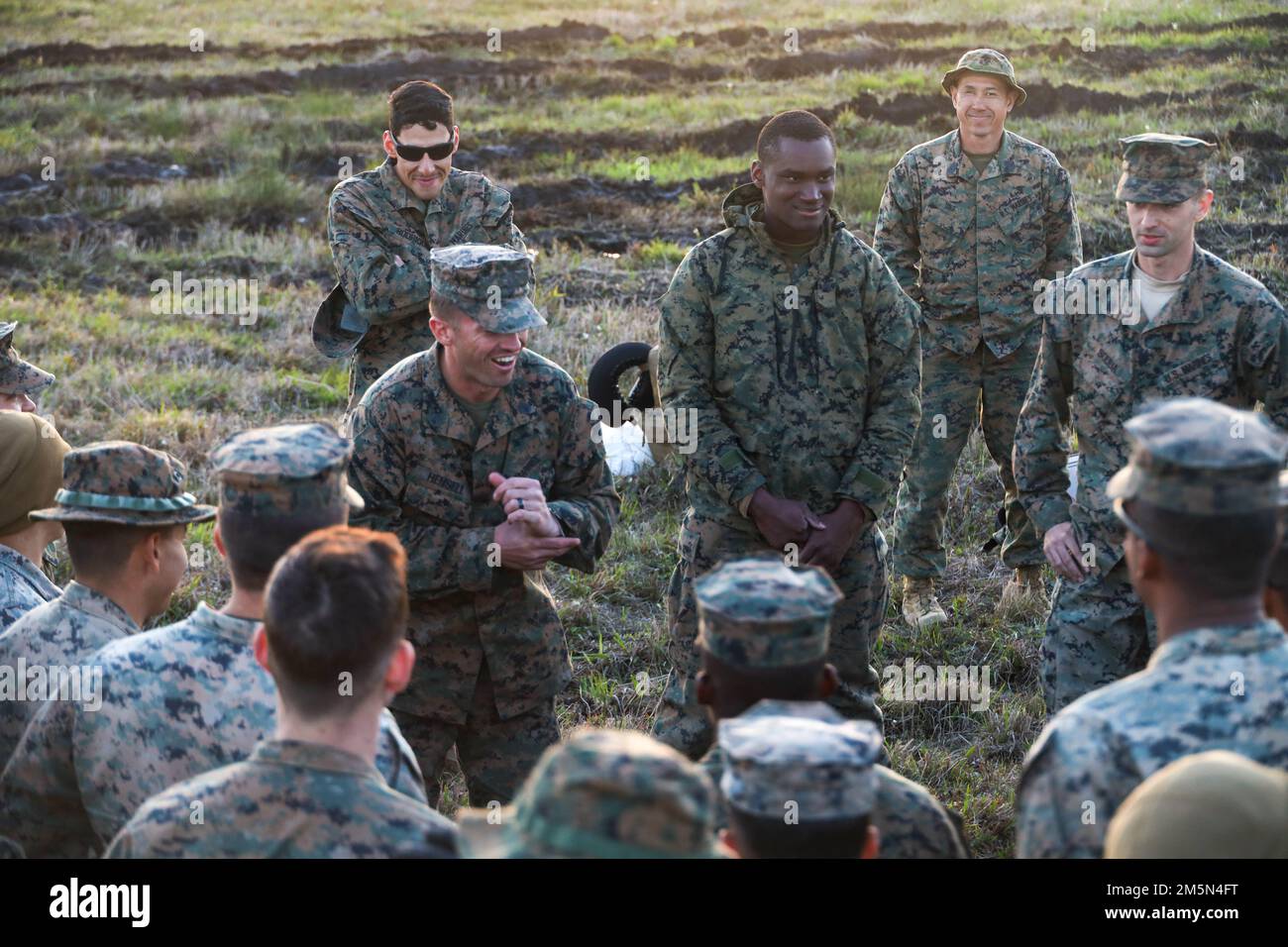 ÉTATS-UNIS Le Sgt. Matthieu Hensell, chef des opérations de transport automobile au 3rd Landing support Battalion, combat Logistics Regiment 3, 3rd Marine Logistics Group, félicite les Marines du 3rd LSB pour avoir réussi un convoi long-courrier pendant l'exercice Atlantic Dragon au camp de base du corps maritime Lejeune, en Caroline du Nord, au 27 mars, 2022. 3rd LSB dirige Atlantic Dragon 22 en collaboration avec CLR-37, 3rd MLG et combat Logistics Battalion 451, CLR-45, 4th MLG, pour décharger, inspecter, Et préparez l'équipement pour une variété de buts à travers le corps des Marines. Pendant le Banque D'Images