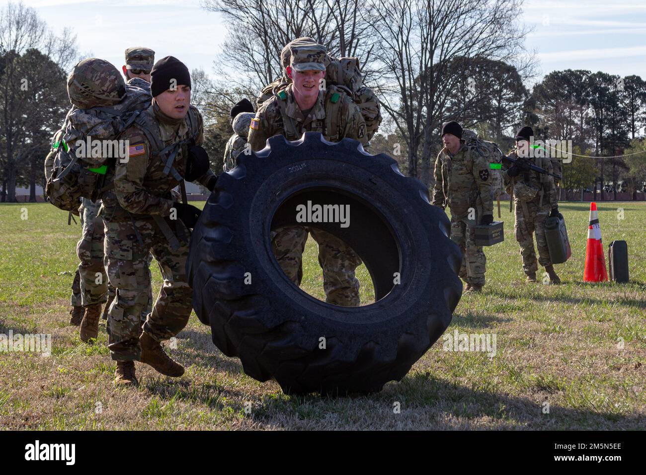 ÉTATS-UNIS Soldats de l'armée participant au cours des leaders avancés aux États-Unis Académie des officiers non commissionnés du Centre d'excellence de l'Aviation de l'Armée - fort Eustis démontrer des connaissances et des compétences de leadership acquises 29 mars 2022 pendant le défi des commandants à fort Eustis, en Virginie. Le défi du commandant est axé sur le développement de leaders de caractère en mettant l'accent sur l'ethos guerrier et le travail d'équipe dans un environnement de combat simulé. Banque D'Images