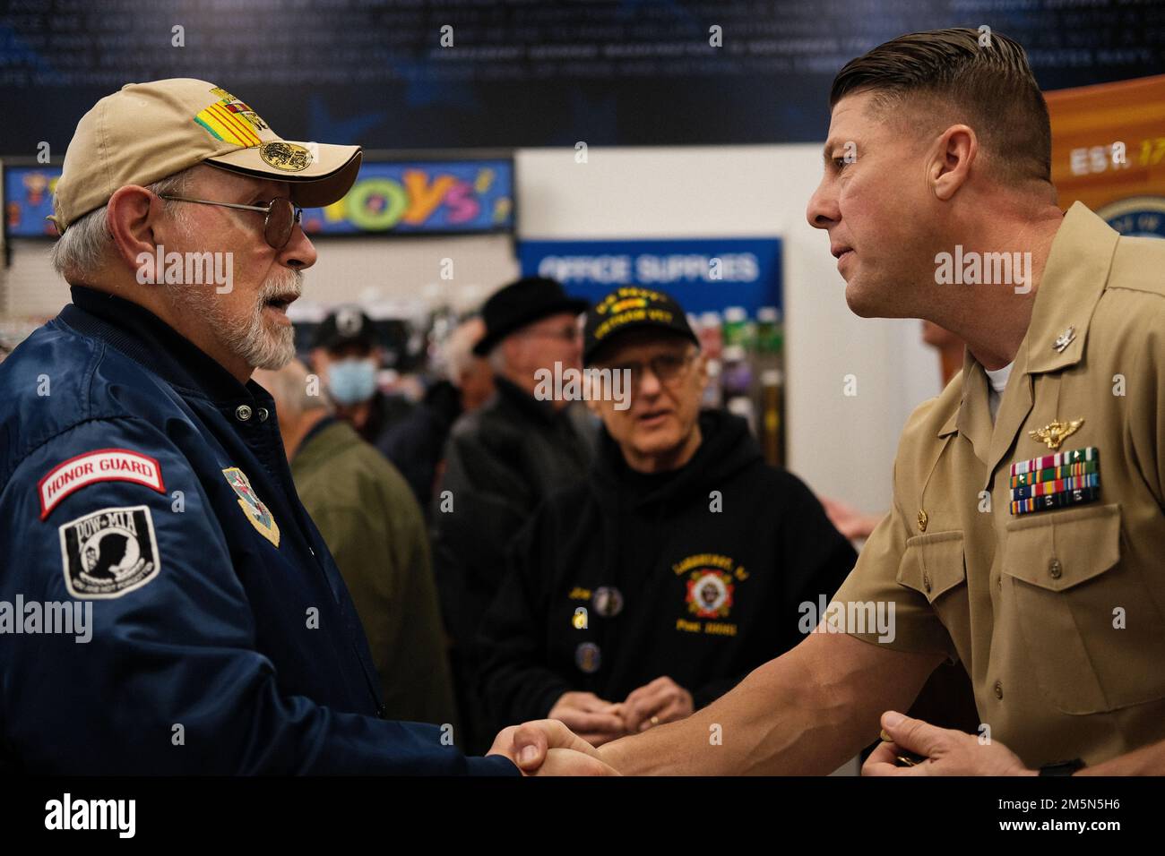 ÉTATS-UNIS Le capitaine de la Marine Frank T. Ingargiola accueille les anciens combattants lors d'une cérémonie de reconnaissance des anciens combattants du Vietnam à la base conjointe McGuire-dix-Lakehurst, N.J., le 29 mars 2022. La cérémonie s'inscrit dans le cadre de l'effort national visant à remercier les anciens combattants du Vietnam pour leur service et leur sacrifice. La Marine Exchange sur la base conjointe MDL tient cette cérémonie chaque année depuis 2018. Banque D'Images ÉTATS-UNIS Le capitaine de la Marine Frank T. Ingargiola accueille les anciens combattants lors d'une cérémonie de reconnaissance des anciens combattants du Vietnam à la base conjointe McGuire-dix-Lakehurst, N.J., le 29 mars 2022. La cérémonie s'inscrit dans le cadre de l'effort national visant à remercier les anciens combattants du Vietnam pour leur service et leur sacrifice. La Marine Exchange sur la base conjointe MDL tient cette cérémonie chaque année depuis 2018. Banque D'Images