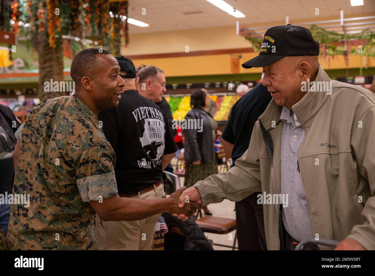 ÉTATS-UNIS Le colonel Michael L. Brooks, commandant de la base, base militaire Quantico, secoue la main avec le sergent Clarence Cosby, ancien Gunnery, au commissaire de la base militaire Quantico, en Virginie, au 29 mars 2022. Une cérémonie a été organisée pour commémorer la Journée nationale des anciens combattants de la guerre du Vietnam. Banque D'Images ÉTATS-UNIS Le colonel Michael L. Brooks, commandant de la base, base militaire Quantico, secoue la main avec le sergent Clarence Cosby, ancien Gunnery, au commissaire de la base militaire Quantico, en Virginie, au 29 mars 2022. Une cérémonie a été organisée pour commémorer la Journée nationale des anciens combattants de la guerre du Vietnam. Banque D'Images
