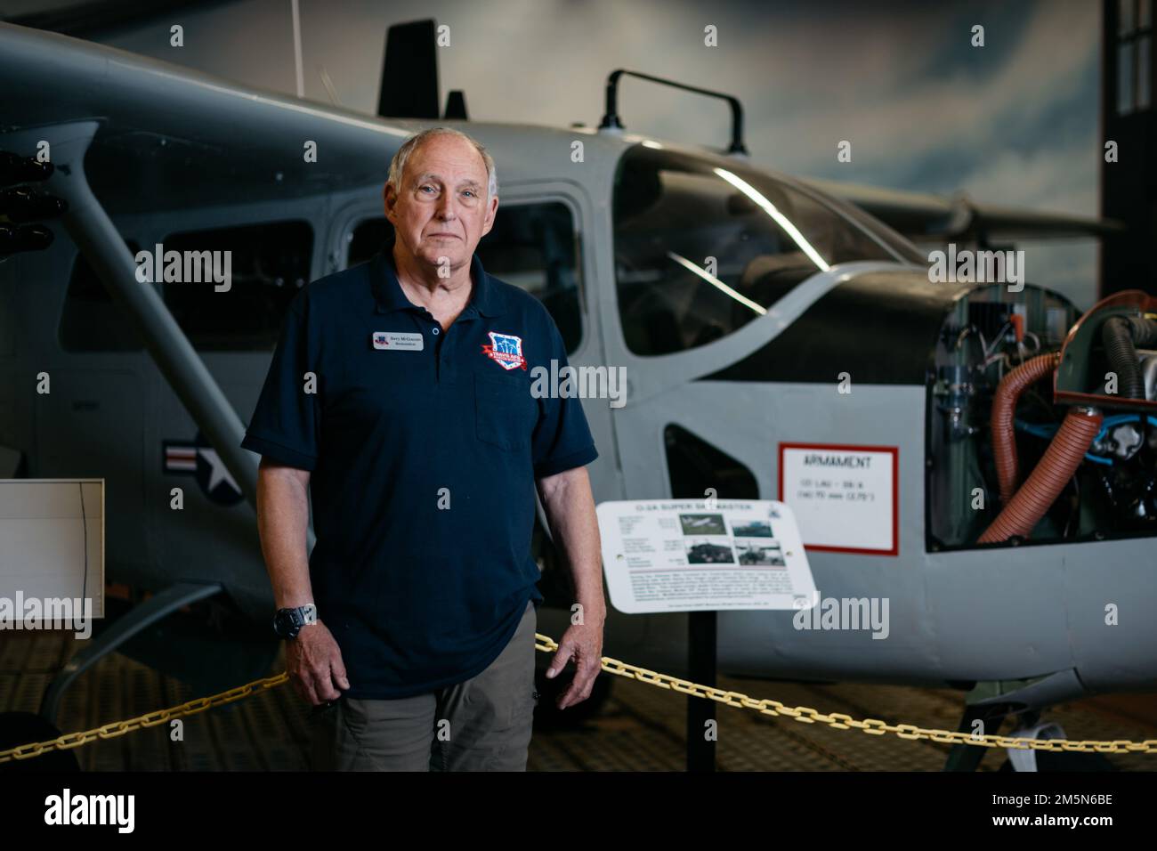 Terry McGowan, retraité des États-Unis Un bénévole du Musée de l'aviation de la base aérienne de Marine et de Travis pose pour une campagne de médias sociaux de la Journée des anciens combattants de la guerre du Vietnam à la base aérienne de Travis, en Californie, au 29 mars 2022. La Journée des anciens combattants de la guerre du Vietnam est célébrée chaque année à 29 mars. McGowan s'est porté volontaire pour être dans les Marines et est devenu un pilote AH-1 Cobra à l'âge de 23 ans, se déployant au Vietnam de 1970 à 1971. Banque D'Images
