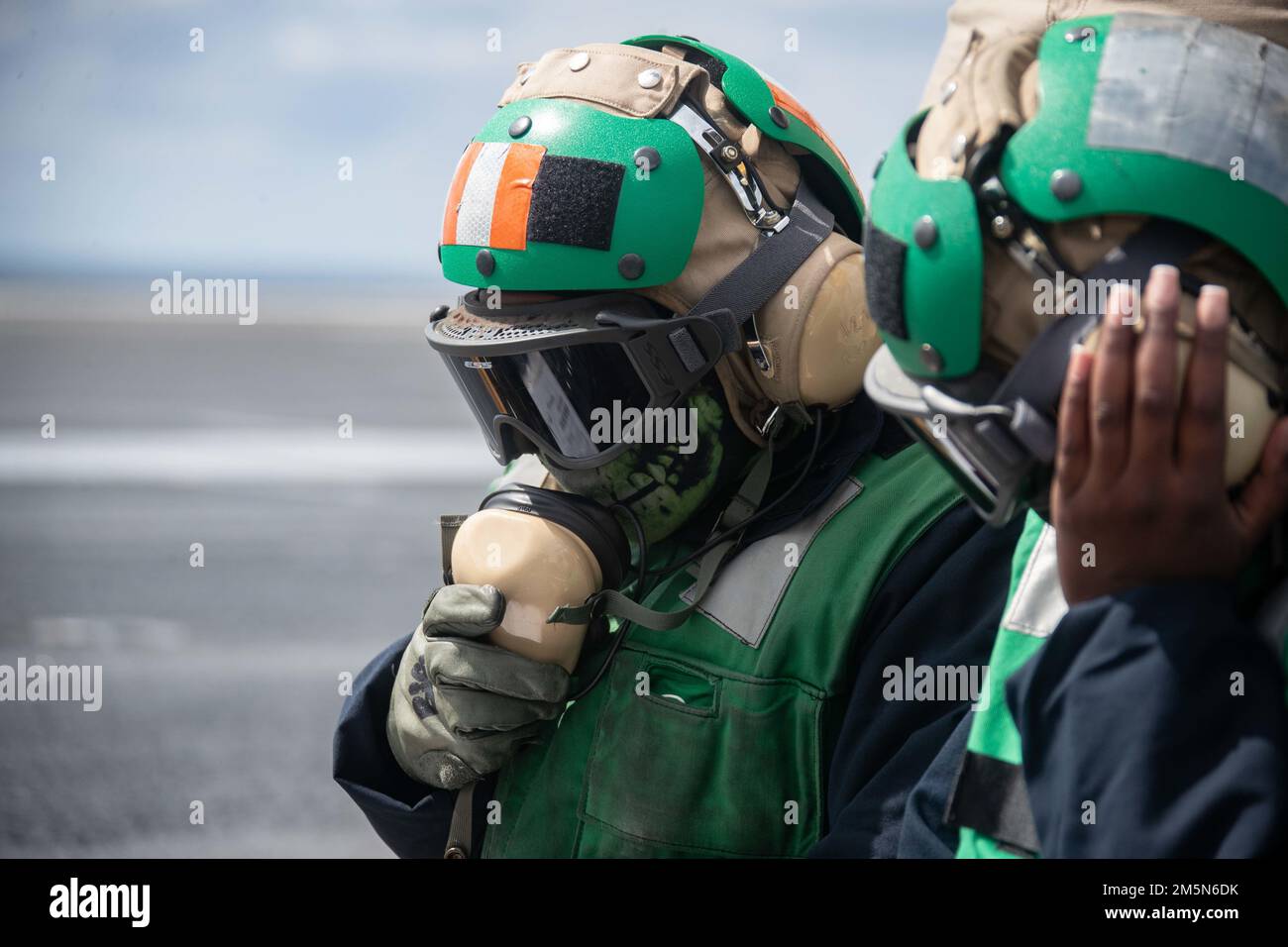 Aviation Boatswain's Mate (Equipment) 3rd classe Lacarsha Mitchell, de Chicago, affecté au département aérien de l'USS Gerald R. Ford (CVN 78), parle dans un téléphone à alimentation sonore pendant les opérations de vol, 29 mars 2022. Ford est en cours dans l’océan Atlantique en menant la certification de plate-forme de vol et la qualification de transporteur aérien dans le cadre de la phase de base sur mesure du navire avant le déploiement opérationnel. Banque D'Images
