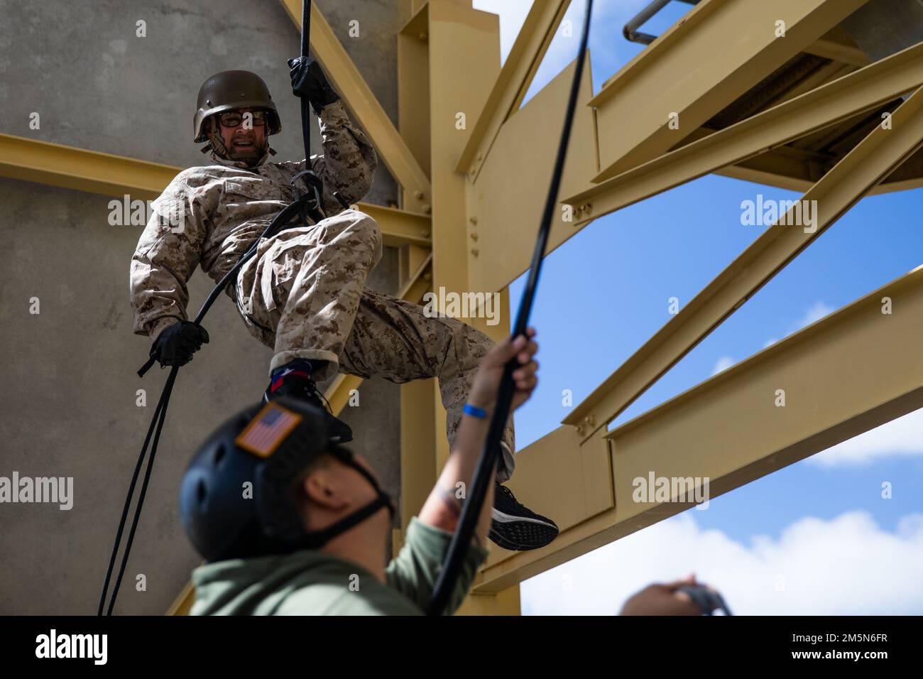 Un éducateur du district de recrutement de 12th, fait une descente lors d’un atelier d’éducateurs au dépôt de recrutement du corps des Marines, à San Diego (29 mars 2022). Les éducateurs ont eu l'occasion de descendre la tour de 60 pieds. Banque D'Images