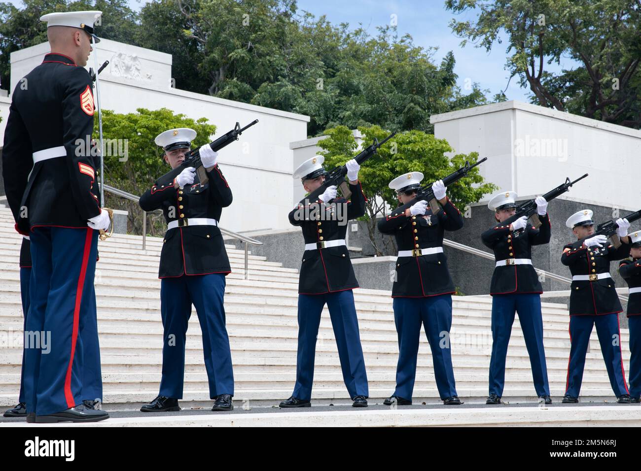 HONOLULU (29 mars 2022) rend hommage aux gardes Marines lors 21 de la cérémonie de la Journée des anciens combattants de la guerre du Vietnam, au Cimetière commémoratif national du Pacifique. Des membres du service, des anciens combattants, des invités distingués et des spectateurs se sont réunis pour honorer plus de trois millions d'hommes et de femmes qui ont servi et sacrifié pendant la guerre du Vietnam. Banque D'Images HONOLULU (29 mars 2022) rend hommage aux gardes Marines lors 21 de la cérémonie de la Journée des anciens combattants de la guerre du Vietnam, au Cimetière commémoratif national du Pacifique. Des membres du service, des anciens combattants, des invités distingués et des spectateurs se sont réunis pour honorer plus de trois millions d'hommes et de femmes qui ont servi et sacrifié pendant la guerre du Vietnam. Banque D'Images