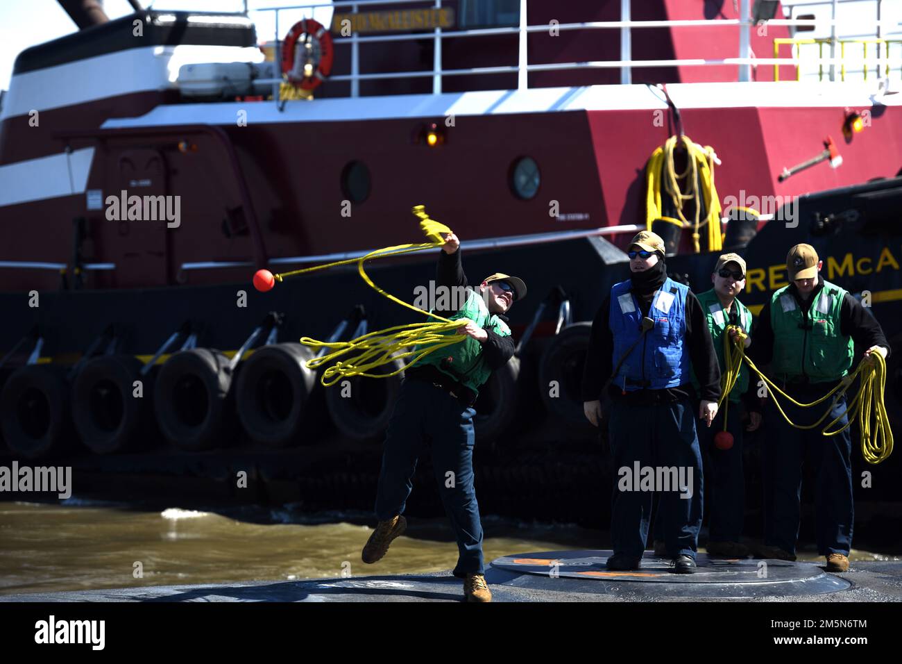 220329-N-YG157-0126 WILMINGTON, Delaware (29 mars 2022) – des membres de l'équipage, affectés à l'USS Delaware (SSN 791), effectuent des opérations de manutention de ligne pendant que le navire se dirige vers Wilmington, Delaware 29 mars 2022. L’équipage de 132 personnes du Delaware a effectué un voyage à Wilmington pour participer à des commémorations d’une semaine en l’honneur de la cérémonie de mise en service du bateau qui a eu lieu administrativement en avril 2020 en raison des restrictions de la COVID à l’époque. Le Delaware, le septième navire de la marine américaine et premier sous-marin nommé d'après le premier État américain du Delaware, est une plate-forme flexible et multi-mission conçue pour exécuter le Banque D'Images