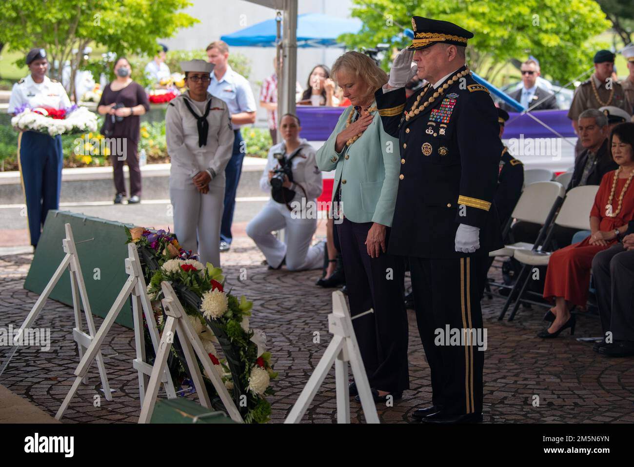 LE général Mark Milley d'HONOLULU (29 mars 2022), président des chefs d'état-major interarmées, salue lors d'une cérémonie de pose de couronnes lors de la cérémonie de la fête des anciens combattants de la guerre du Vietnam au Cimetière commémoratif national du Pacifique. Des membres du service, des anciens combattants, des invités distingués et des spectateurs se sont réunis pour honorer plus de trois millions d'hommes et de femmes qui ont servi et sacrifié pendant la guerre du Vietnam. Banque D'Images LE général Mark Milley d'HONOLULU (29 mars 2022), président des chefs d'état-major interarmées, salue lors d'une cérémonie de pose de couronnes lors de la cérémonie de la fête des anciens combattants de la guerre du Vietnam au Cimetière commémoratif national du Pacifique. Des membres du service, des anciens combattants, des invités distingués et des spectateurs se sont réunis pour honorer plus de trois millions d'hommes et de femmes qui ont servi et sacrifié pendant la guerre du Vietnam. Banque D'Images