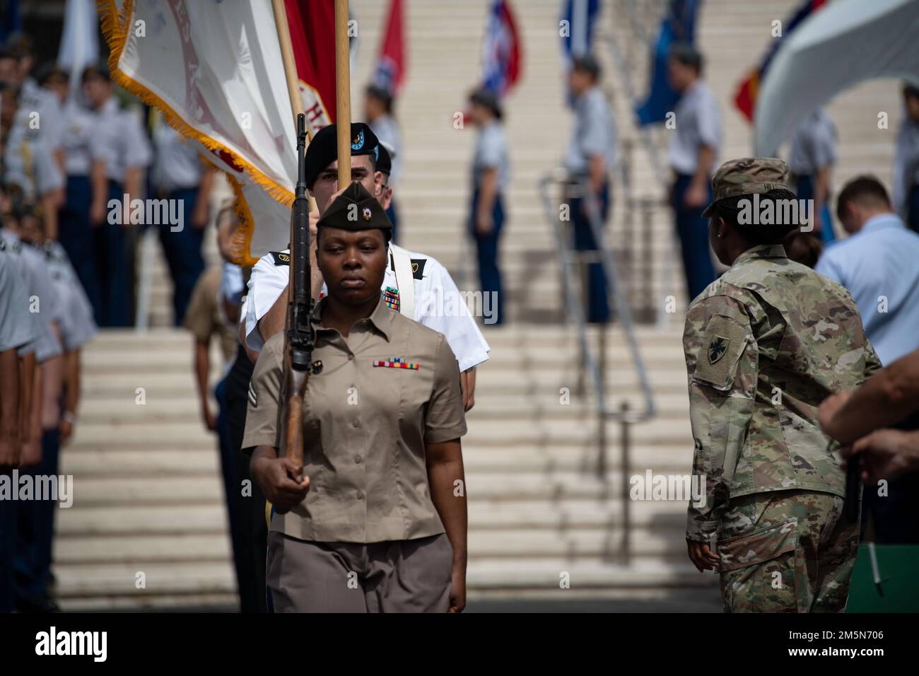 Un détail de garde de couleurs s'éloigne après avoir participé à la cérémonie de la fête des anciens combattants de la guerre du Vietnam qui s'est tenue au cimetière national du Pacifique, Honolulu, Hawaï, 29 mars 2022. Les anciens combattants du Vietnam, les chefs militaires et les civils du monde entier se sont réunis au cimetière commémoratif national du Pacifique pour rendre hommage aux anciens combattants du Vietnam qui ont fait le sacrifice ultime sur le champ de bataille. Depuis 1973, les restes de plus de 1 000 Américains tués pendant la guerre du Vietnam ont été identifiés et retournés à leurs familles pour inhumation avec des honneurs militaires complets. Banque D'Images Un détail de garde de couleurs s'éloigne après avoir participé à la cérémonie de la fête des anciens combattants de la guerre du Vietnam qui s'est tenue au cimetière national du Pacifique, Honolulu, Hawaï, 29 mars 2022. Les anciens combattants du Vietnam, les chefs militaires et les civils du monde entier se sont réunis au cimetière commémoratif national du Pacifique pour rendre hommage aux anciens combattants du Vietnam qui ont fait le sacrifice ultime sur le champ de bataille. Depuis 1973, les restes de plus de 1 000 Américains tués pendant la guerre du Vietnam ont été identifiés et retournés à leurs familles pour inhumation avec des honneurs militaires complets. Banque D'Images