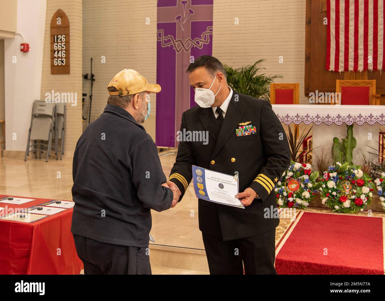 STATION NAVALE DE ROTA, Espagne (29 mars 2022) - Cmdr. Tony Myers, officier exécutif de Rota de la Station navale (NAVSTA), remercie les anciens combattants de leur service et leur remet un certificat et un épinglette lors de la cérémonie des anciens combattants de la guerre du Vietnam à la chapelle de Rota de NAVSTA 29 mars 2022. NAVSTA Rota soutient la flotte, permet au combattant et soutient la famille en effectuant des opérations aériennes, des opérations portuaires, en assurant la sécurité et la sécurité, en assurant la qualité de vie et en fournissant les services essentiels de l'énergie, de l'eau, du carburant et des technologies de l'information. Banque D'Images