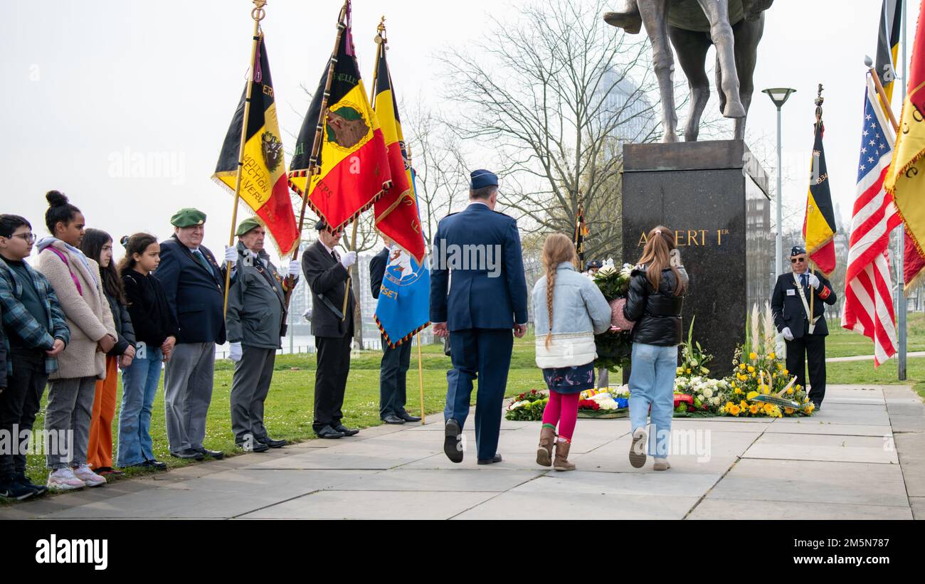 Air Force Col. Philip Forbes, États-Unis Le représentant militaire national au quartier général suprême des puissances alliées en Europe, accompagné de deux porteurs de couronne, approche la statue équestre d'Albert I à Liège en Belgique pour déposer une couronne et commémorer la résistance des envahisseurs allemands pendant la première Guerre mondiale, le 29 mars 2022. La cérémonie a rendu hommage au roi Albert I et aux efforts héroïques et aux sacrifices de ses combattants fortifiés à Liège pendant la première Guerre mondiale ainsi qu'aux combattants fortifiés liégeois pendant les deux guerres mondiales. (Photo DoD par Tech. Le sergent Daniel E. Fernandez) Banque D'Images