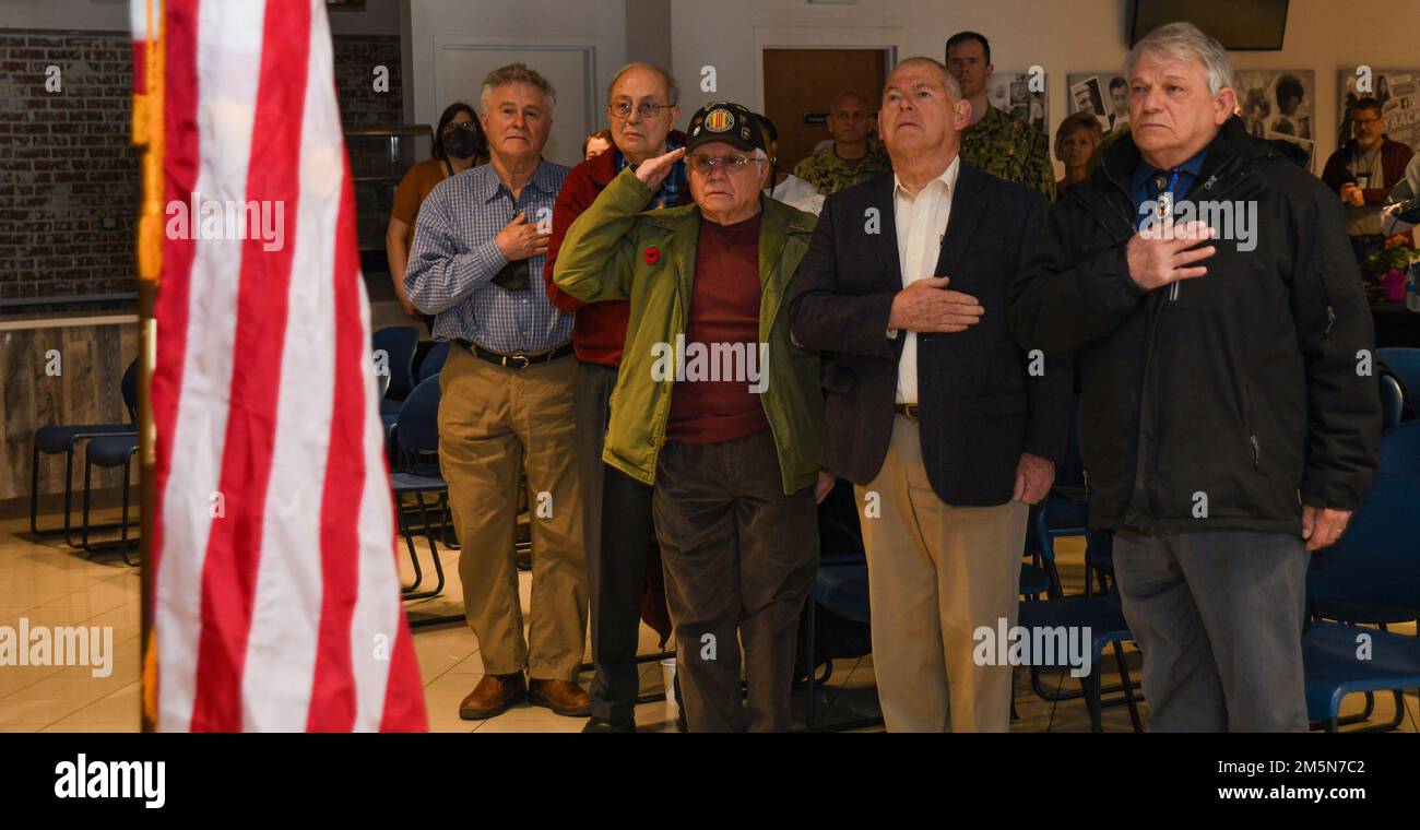 220326-N-MQ631-1009 GROTON, CONNECTICUT (29 mars 2022) les anciens combattants de la guerre du Vietnam et de la guerre du Vietnam saluent l'enseigne nationale lors d'une cérémonie qui s'est tenue à la base sous-marine navale (SUBASE) New London Navy Exchange (NEX) en reconnaissance de la Journée nationale des anciens combattants de la guerre du Vietnam. La Journée nationale des anciens combattants de la guerre du Vietnam rend hommage à tous les anciens combattants des États-Unis qui ont servi en service actif aux États-Unis Forces armées de 1 novembre 1955 à 15 mai 1975, peu importe l'endroit. Banque D'Images 220326-N-MQ631-1009 GROTON, CONNECTICUT (29 mars 2022) les anciens combattants de la guerre du Vietnam et de la guerre du Vietnam saluent l'enseigne nationale lors d'une cérémonie qui s'est tenue à la base sous-marine navale (SUBASE) New London Navy Exchange (NEX) en reconnaissance de la Journée nationale des anciens combattants de la guerre du Vietnam. La Journée nationale des anciens combattants de la guerre du Vietnam rend hommage à tous les anciens combattants des États-Unis qui ont servi en service actif aux États-Unis Forces armées de 1 novembre 1955 à 15 mai 1975, peu importe l'endroit. Banque D'Images