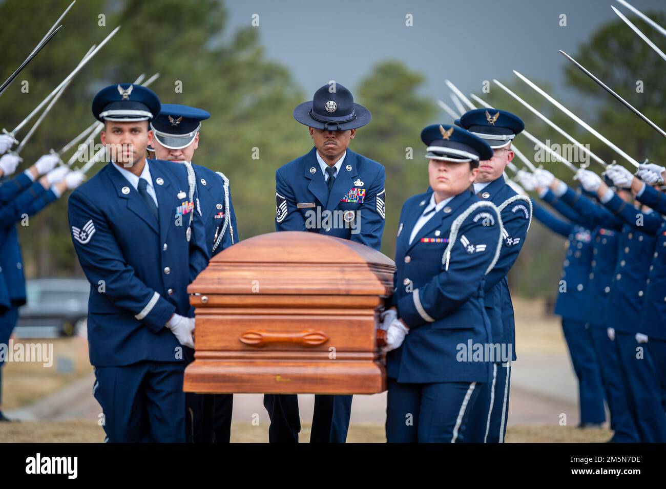 ÉTATS-UNIS AIR FORCE ACADEMY, COLORADO -- le Sgt. Steveison Ivory, au centre, aide la Garde d'honneur de l'Académie de la Force aérienne à porter le dossier du lieutenant général de la Force aérienne à la retraite Winfield Scott Jr. À sa tombe par l'intermédiaire d'une arche de sabre de l'académie saluant pendant les funérailles tenues 29 mars 2022. Le lieutenant-général Scott a dirigé l'Académie de la Force aérienne à titre de surintendant de 10th de 1983 à 1987 et a été mis au repos au cimetière de l'académie. Banque D'Images ÉTATS-UNIS AIR FORCE ACADEMY, COLORADO -- le Sgt. Steveison Ivory, au centre, aide la Garde d'honneur de l'Académie de la Force aérienne à porter le dossier du lieutenant général de la Force aérienne à la retraite Winfield Scott Jr. À sa tombe par l'intermédiaire d'une arche de sabre de l'académie saluant pendant les funérailles tenues 29 mars 2022. Le lieutenant-général Scott a dirigé l'Académie de la Force aérienne à titre de surintendant de 10th de 1983 à 1987 et a été mis au repos au cimetière de l'académie. Banque D'Images