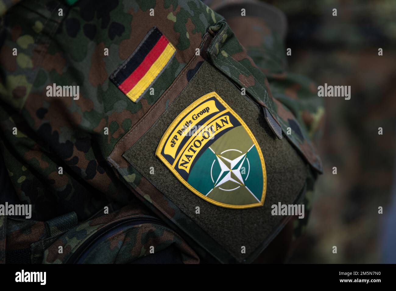 Photo du timbre de présence avancée renforcée (PEF) de l'OTAN porté par un soldat allemand lors de la célébration de la Journée de l'OTAN en Lituanie à Vilnius, en Lituanie, au 29 mars 2022. Cet événement a commémoré l'anniversaire de l'adhésion du pays à l'Alliance de l'Atlantique Nord. Banque D'Images