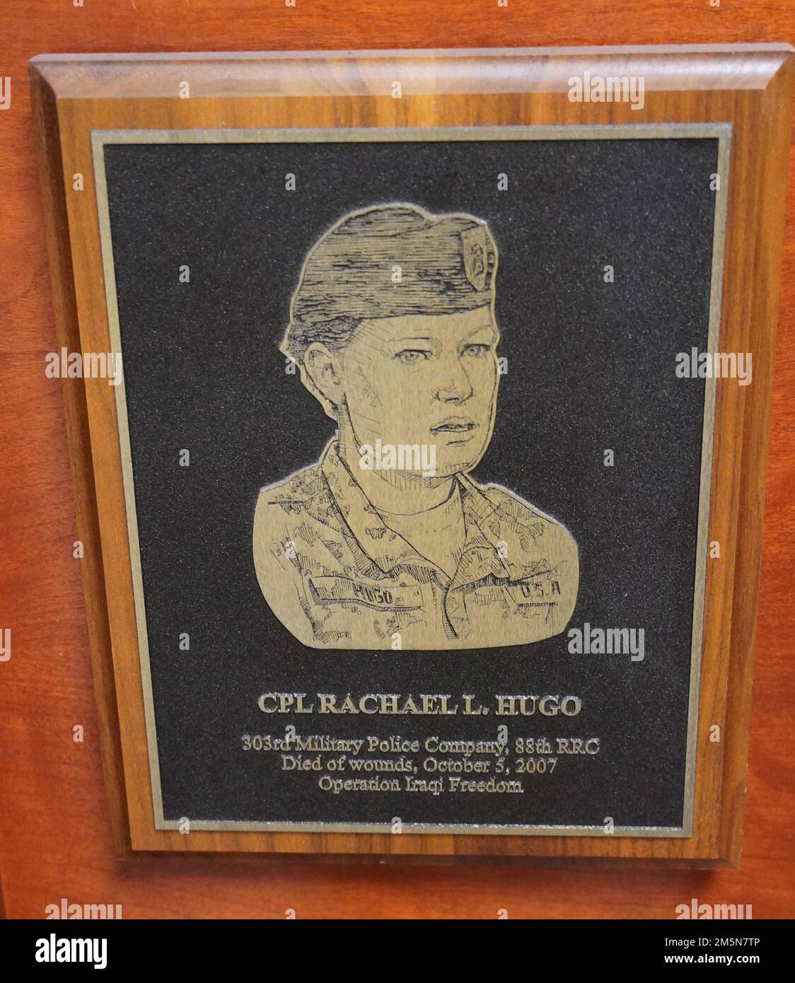 Le Cpl Rachael Hugo est honoré sur le mur des héros à la Division de préparation 88th, fort McCoy, Wisconsin. Banque D'Images