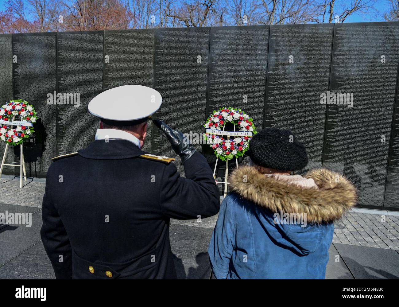 220329-N-BL637-1337 WASHINGTON (29 mars 2022) le chef des opérations navales, le chef adjoint Mike Gilday, est parti, salue à côté de Mme Ann Smith lors de la pose d'une couronne au Vietnam Veterans Memorial, à l'occasion de la Journée nationale des anciens combattants de la guerre du Vietnam. Anne Smith est la veuve du lieutenant Cmdr. James A. Smith, qui a été tué en action à bord de l'USS Oriskany pendant la guerre du Vietnam. Banque D'Images 220329-N-BL637-1337 WASHINGTON (29 mars 2022) le chef des opérations navales, le chef adjoint Mike Gilday, est parti, salue à côté de Mme Ann Smith lors de la pose d'une couronne au Vietnam Veterans Memorial, à l'occasion de la Journée nationale des anciens combattants de la guerre du Vietnam. Anne Smith est la veuve du lieutenant Cmdr. James A. Smith, qui a été tué en action à bord de l'USS Oriskany pendant la guerre du Vietnam. Banque D'Images