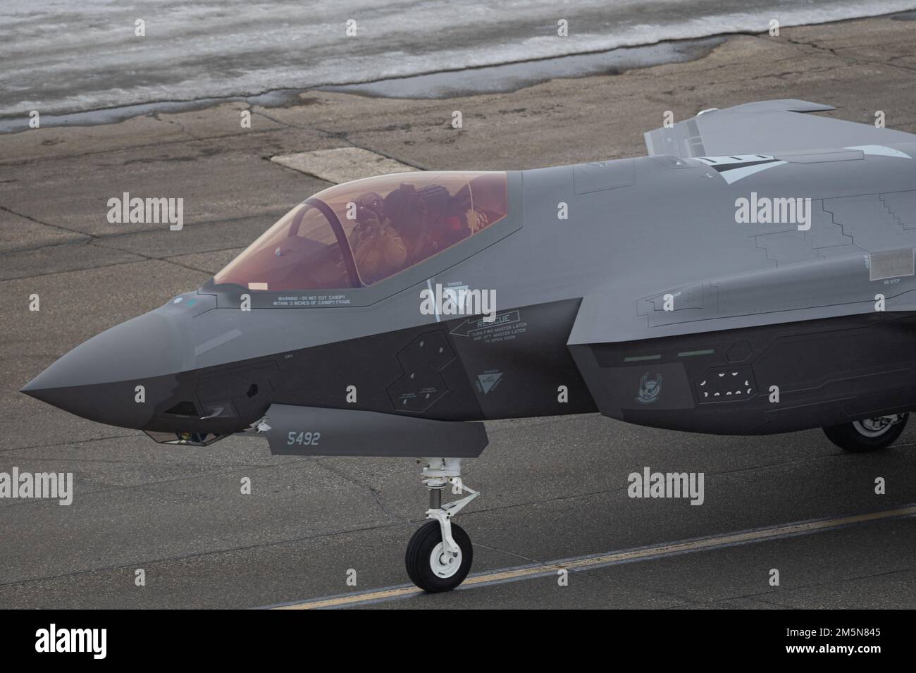 Un pilote F-35A Lightning II affecté à l'escadre 354th rend hommage à l'escadron lors de la livraison initiale à la base aérienne d'Eielson, en Alaska, au 29 mars 2022. Le 354th FW a levé deux escadrons F-35A codés au combat, les escadrons de chasseurs 355th et 356th, et devrait avoir un total de 54 F-35As d'ici avril 2022. Banque D'Images Un pilote F-35A Lightning II affecté à l'escadre 354th rend hommage à l'escadron lors de la livraison initiale à la base aérienne d'Eielson, en Alaska, au 29 mars 2022. Le 354th FW a levé deux escadrons F-35A codés au combat, les escadrons de chasseurs 355th et 356th, et devrait avoir un total de 54 F-35As d'ici avril 2022. Banque D'Images