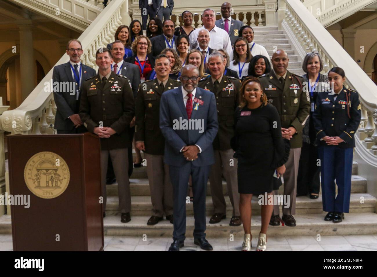 Les hauts dirigeants de la 3rd Infantry Division, de l'aérodrome de fort Stewart et de l'armée Hunter, les législateurs de l'État de Géorgie et d'autres invités posent pour une photo de groupe pendant la journée d'identification 3rd au Capitole de l'État de Géorgie à Atlanta, en Géorgie, en 29 mars 2022. La journée 3rd ID a été créée en 2017 par les législateurs géorgiens pour honorer l’engagement et le service de 3rd soldats ID prêts à faire office de marteau du corps de contingence américain avec des équipages, des escadrons et des pelotons cohésifs, bien formés et létaux. Banque D'Images