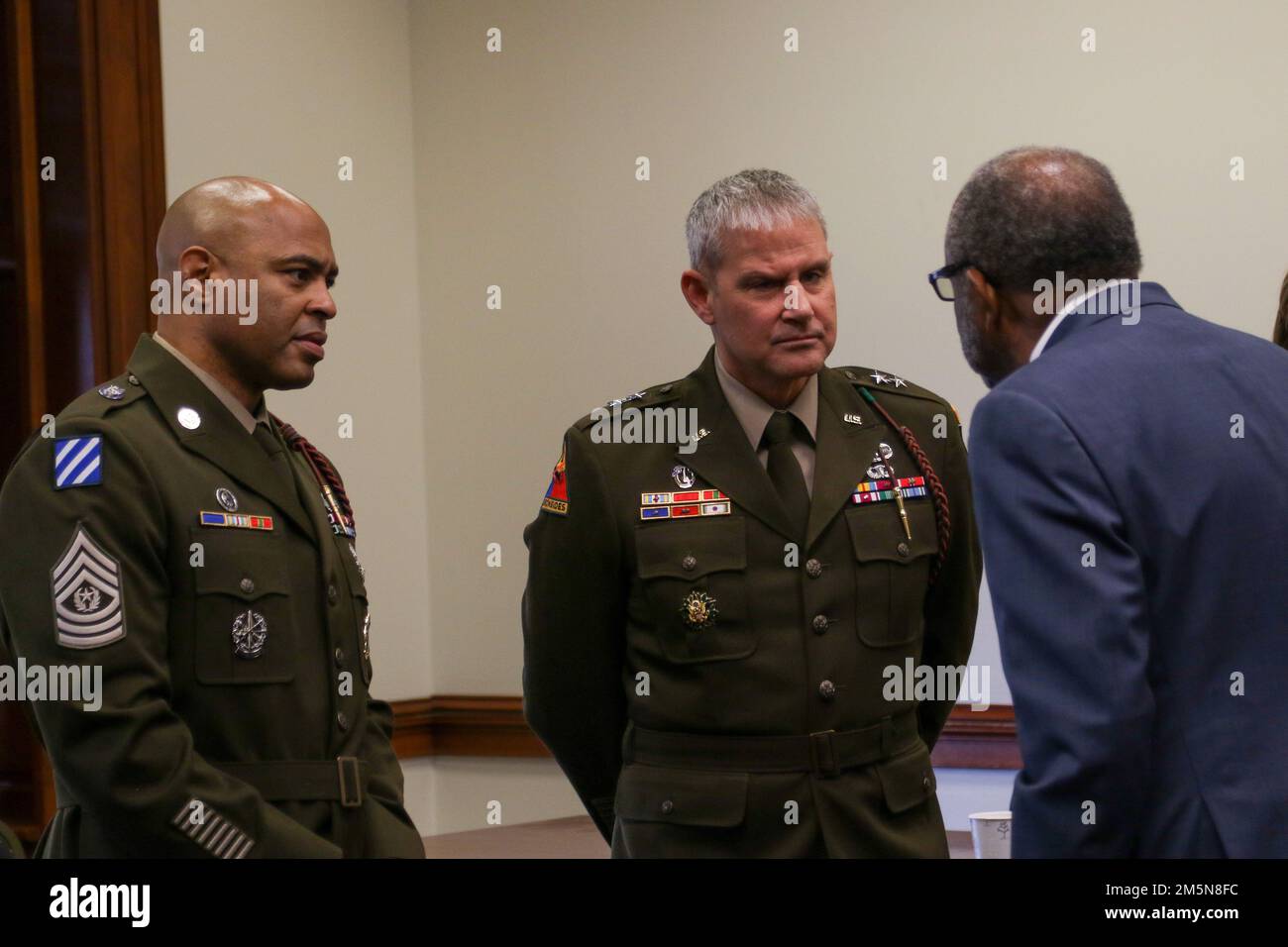 ÉTATS-UNIS Commandant de l’Armée de terre, le sergent Quentin V. Fenderson, 3rd ID, conseiller principal inscrit, Et le général de division Charles D. Costanza, commandant de la division d'infanterie 3rd, s'adresse au représentant Al Williams, représentant de l'État pour le district de Géorgie 168 et un ancien combattant de la guerre du Vietnam, pendant la journée de l'ID 3rd au Capitole de l'État d'Atlanta, au 29 mars 2022. La journée 3rd ID a été créée en 2017 par les législateurs géorgiens pour honorer l’engagement et le service de 3rd soldats ID prêts à faire office de marteau du corps de contingence américain avec des équipages, des escadrons et des pelotons cohésifs, bien formés et létaux. Banque D'Images