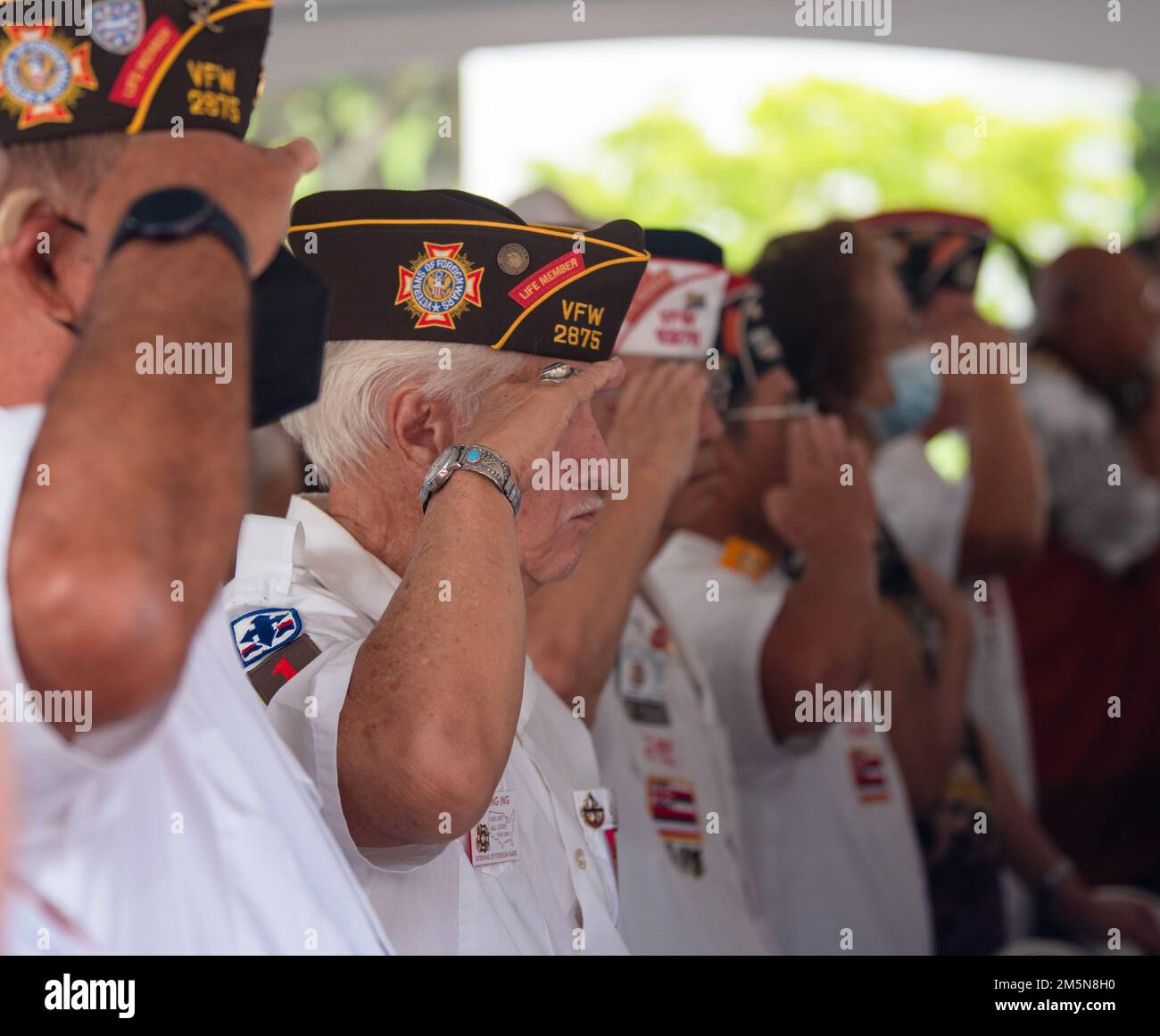 LES membres du service D'HONOLULU (29 mars 2022), les anciens combattants, les invités distingués et les spectateurs saluent tandis que l'hymne national joue pendant la cérémonie de la Journée des anciens combattants de la guerre du Vietnam au Cimetière commémoratif national du Pacifique Banque D'Images LES membres du service D'HONOLULU (29 mars 2022), les anciens combattants, les invités distingués et les spectateurs saluent tandis que l'hymne national joue pendant la cérémonie de la Journée des anciens combattants de la guerre du Vietnam au Cimetière commémoratif national du Pacifique Banque D'Images