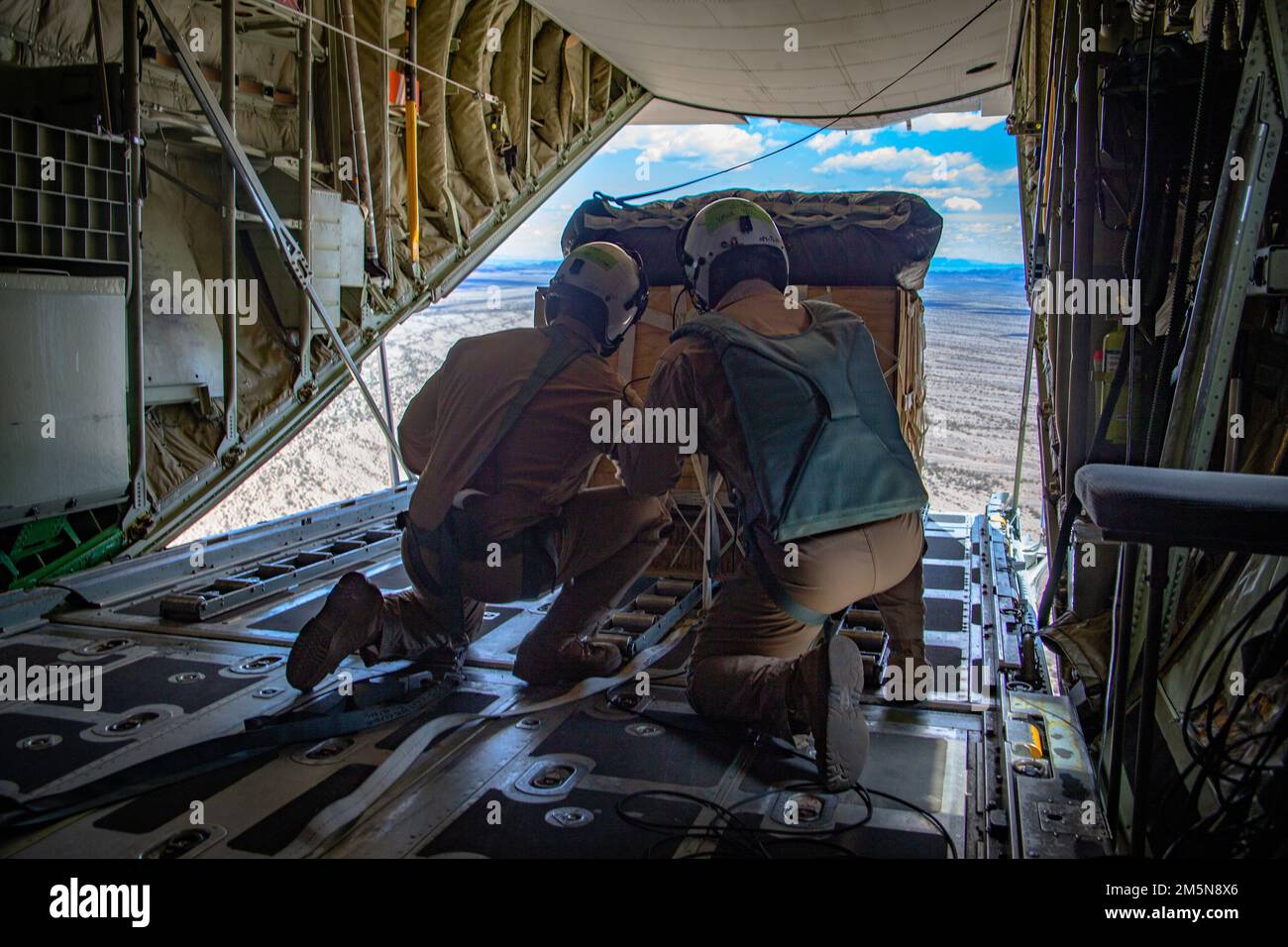 ÉTATS-UNIS Corps maritime Cpl. James Copeland Jr., à gauche, un maître d'équipage d'aéronef à voilure fixe KC-130 de Cartersville (Géorgie), Et le sergent Timothy Leidecker, un mécanicien de bord, tous deux affectés à l'escadron des armes et tactiques de l'aviation maritime numéro un (MAWTS-1), se préparent à effectuer l'approvisionnement en aéroglisseur pendant les opérations STOVL distribuées (OAD), à l'appui du cours d'instructeur d'armes et de tactiques (WTI) 2-22, près de Yuma, Arizona, 29 mars 2022. WTI est un événement de formation de sept semaines organisé par MAWTS-1, offrant une formation tactique avancée standardisée et une certification des qualifications d'instructeur d'unité pour soutenir Marine aviatio Banque D'Images