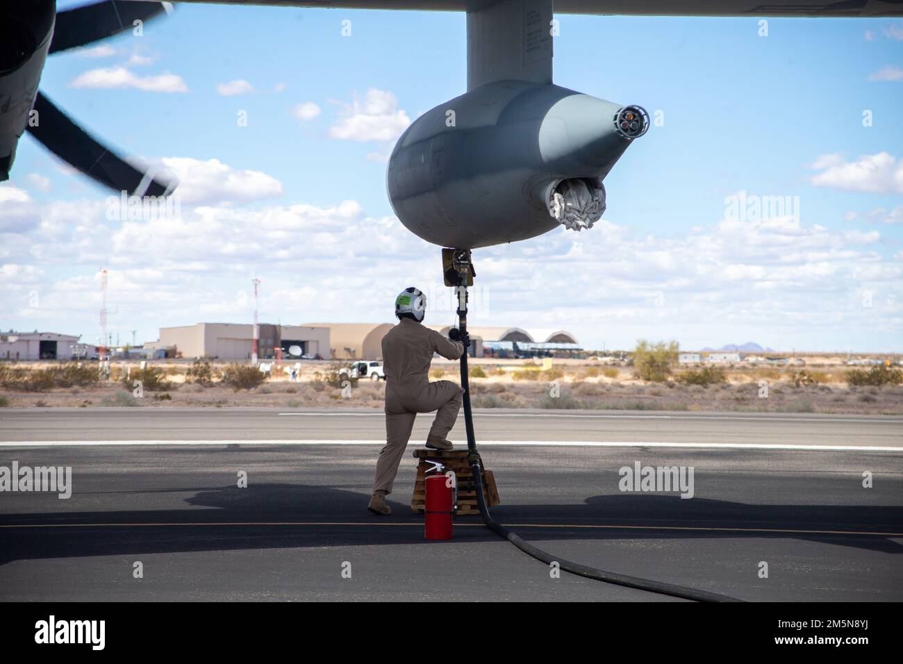 ÉTATS-UNIS Le sergent Timothy Leidecker, ingénieur de vol affecté à l'Escadron d'armes et de tactiques de l'aviation maritime numéro un (MAWTS-1), relie un tuyau à carburant à un Hercules KC-130J, au cours d'un ravitaillement au sol à l'appui du cours d'instructeur d'armes et de tactiques (WTI) 2-22, à l'aérodrome de l'Armée de Laguna, Yuma, Arizona, 29 mars 2022. WTI est un événement de formation de sept semaines organisé par MAWTS-1, offrant une formation tactique avancée standardisée et une certification des qualifications des instructeurs d'unité pour soutenir la formation et la préparation à l'aviation maritime, et aide à développer et à employer des armes et des cactus d'aviation Banque D'Images