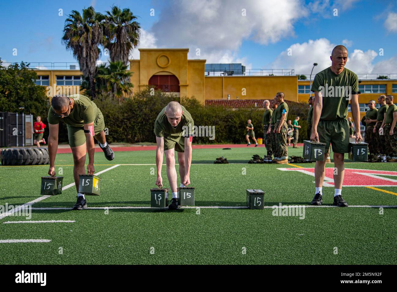 ÉTATS-UNIS Les recrues du corps maritime de la Compagnie Charlie, 1st Recruit Training Battalion, utilisent des boîtes de munitions lors d'un événement d'entraînement physique au corps des Marines Recruit Depot San Diego, 29 mars 2022. Les recrues ont parcouru quatre tours de 400 mètres avant de terminer les stations. Banque D'Images