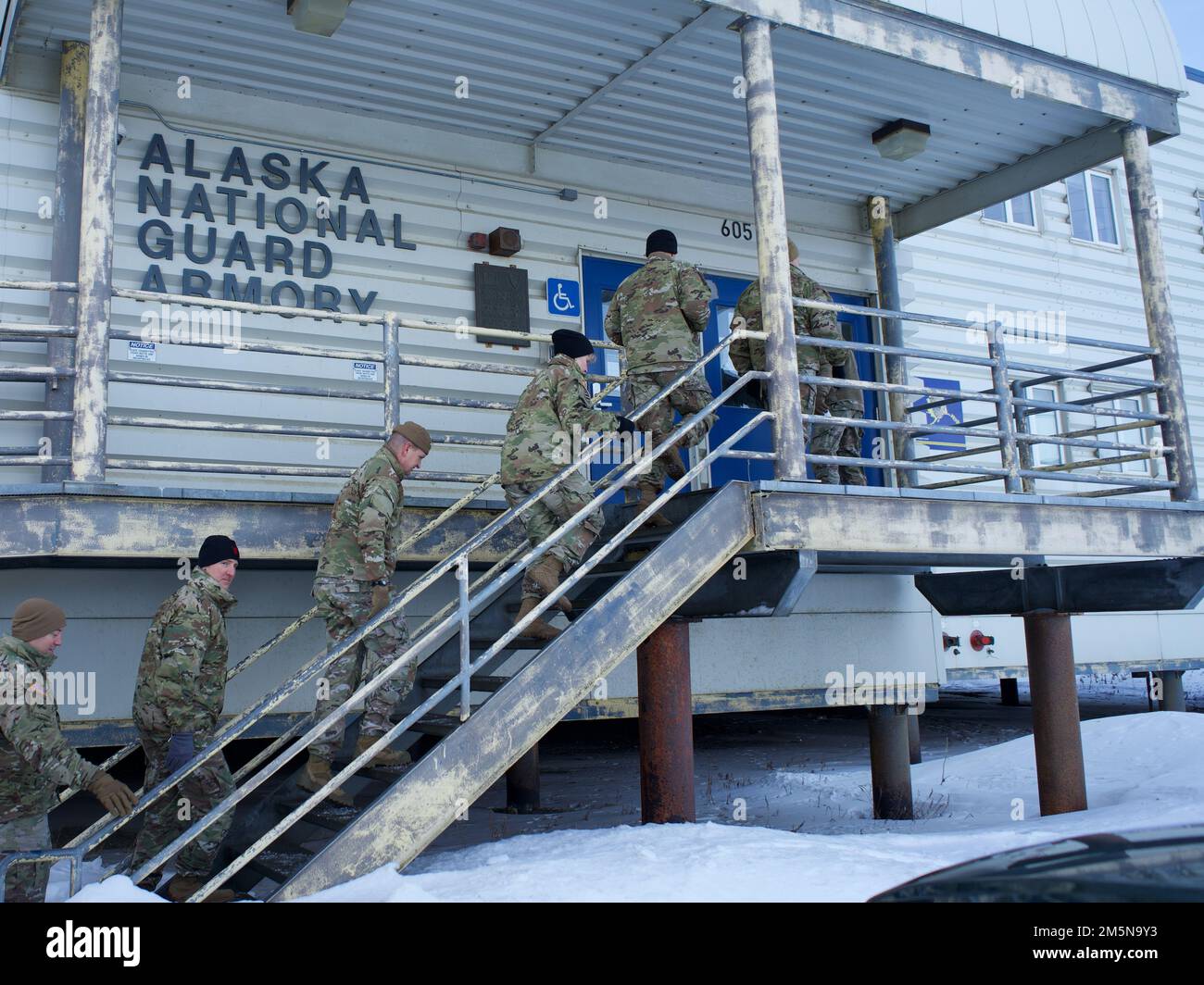 BASE CONJOINTE ELMENDORF-RICHARDSON, Alaska -- les délégués du Conseil d'intérêt de l'Arctique de la Garde nationale représentent les gardes nationaux de l'Alaska, du Michigan, du Minnesota, du Montana, du New Hampshire et du Dakota du Nord, et le Bureau de la Garde nationale font le tour de l'Armory 29 mars 2022 de la Garde nationale Kotzebue. L'armurerie est l'une des 19 armureries de l'État et dessert la région entourant l'arrondissement arctique du Nord-Ouest. (Photo de la Garde nationale de l'Alaska par le capitaine David Bedard) Banque D'Images