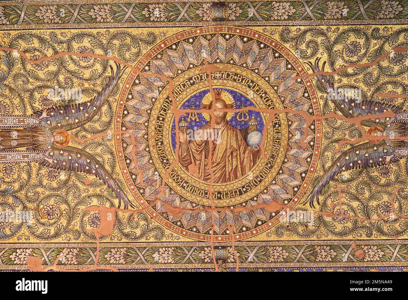 Mosaïque de plafond représentant Jésus-Christ dans la salle du souvenir à Alter Turm, ancienne tour, église du souvenir Kaiser-Wilhelm-Gedaechtniskirche, Berlin, Allemagne Banque D'Images