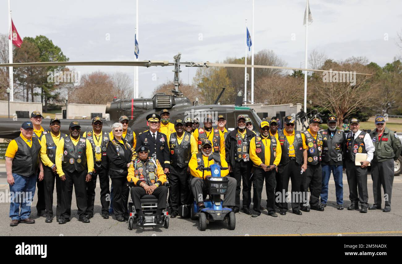 À la fin de la célébration annuelle de la Journée des anciens combattants du Vietnam 10th au mémorial des anciens combattants du comté de Huntsville-Madison 29 mars, lieutenant-général Donnie Walker, commandant général adjoint du Commandement du matériel de l'Armée de terre et commandant principal de l'Arsenal de Redstone, Pose avec des membres des anciens combattants du Vietnam du Chapitre américain 1067 sous les pales d'un hélicoptère Huey. L'événement a été accueilli par les anciens combattants du Vietnam Chapitre 1067. Banque D'Images À la fin de la célébration annuelle de la Journée des anciens combattants du Vietnam 10th au mémorial des anciens combattants du comté de Huntsville-Madison 29 mars, lieutenant-général Donnie Walker, commandant général adjoint du Commandement du matériel de l'Armée de terre et commandant principal de l'Arsenal de Redstone, Pose avec des membres des anciens combattants du Vietnam du Chapitre américain 1067 sous les pales d'un hélicoptère Huey. L'événement a été accueilli par les anciens combattants du Vietnam Chapitre 1067. Banque D'Images