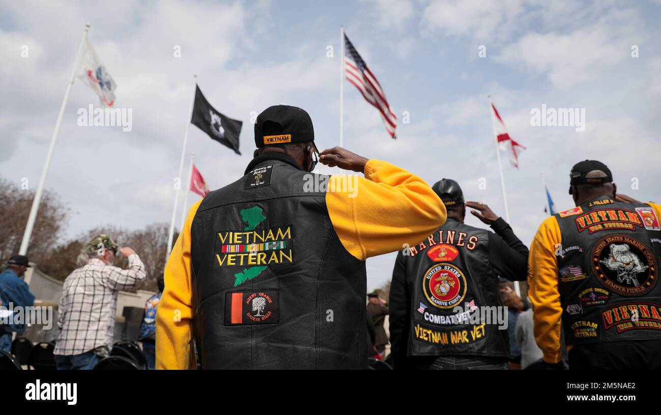 Les anciens combattants du Vietnam saluent lors de la célébration annuelle de la Journée des anciens combattants du Vietnam 10th au 29 mars commémoratif des anciens combattants du comté de Huntsville-Madison, organisé par le Chapitre 1067 des anciens combattants du Vietnam. Banque D'Images Les anciens combattants du Vietnam saluent lors de la célébration annuelle de la Journée des anciens combattants du Vietnam 10th au 29 mars commémoratif des anciens combattants du comté de Huntsville-Madison, organisé par le Chapitre 1067 des anciens combattants du Vietnam. Banque D'Images