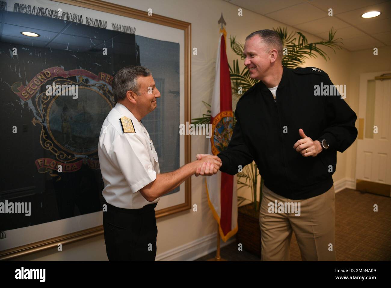 220329-N-DB801-0004, rue Augustine, Floride - (29 mars 2022) -- Jim Aiken, commandant, É.-U. Forces navales Commandement Sud/ US 4th la flotte, à droite, rencontre l'ADM. Raul Zamorano, Chef adjoint de l'état-major général de la Marine (EMGA) de la Marine chilienne (Amada de Chile) lors des entretiens annuels de 26th sur l'état-major de la Marine (MST), 29 mars 2022. Les MSTS appuient la stratégie maritime des États-Unis en établissant et en renforçant les relations de travail avec les États-Unis et les pays partenaires. Banque D'Images