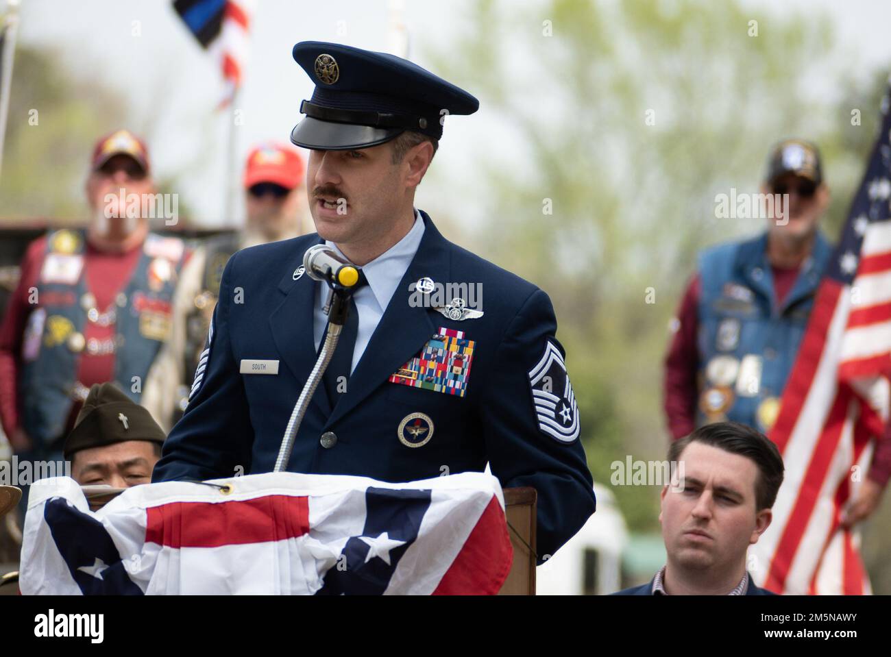 ÉTATS-UNIS Le Sgt Danny South, maître principal de la Force aérienne, chef principal de l'escadron de soutien des opérations 43rd, raconte l'histoire du rôle de la Force aérienne qui soutient les États-Unis Le 82nd Airborne 29 mars 2022 de l'armée, à Lugoff, en Caroline du Sud, au cours d'une cérémonie célébrant le premier saut de parachute de masse aéroporté de 82nd qui a eu lieu à 29 mars 1943, au lieu de la cérémonie. (É.-U. Photo de la Force aérienne/Jim Bove) Banque D'Images