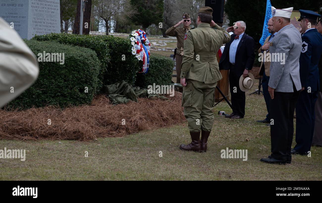 Les participants saluent une couronne lors de la célébration du 79th anniversaire des États-Unis Première chute de parachute de masse aéroporté de l'armée en 82nd qui a eu lieu à 29 mars 1943, à Lugoff, en Caroline du Sud. La cérémonie a eu lieu à Lugoff 29 mars 2022, sur le site du saut et a inclus du personnel des États-Unis Armée américaine La Force aérienne, les anciens combattants et les dirigeants communautaires. (É.-U. Photo de la Force aérienne/Jim Bove) Banque D'Images