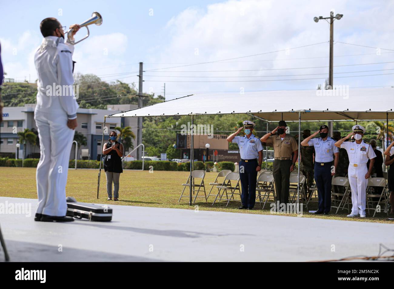 Les membres du service américain de diverses bases sur Guam honorent les morts comme Taps est joué pendant la cérémonie de bienvenue des anciens combattants du Vietnam qui s'est tenue au complexe du gouverneur Ricardo J. Bordallo à Adelup, Guam, 29 mars 2022. À partir de 2017, la Journée nationale des anciens combattants de la guerre du Vietnam à 29 mars rend hommage aux hommes et aux femmes qui ont servi pendant la guerre du Vietnam et marque le jour où les unités de soutien au combat et au combat se sont retirées du Sud du Vietnam. Banque D'Images