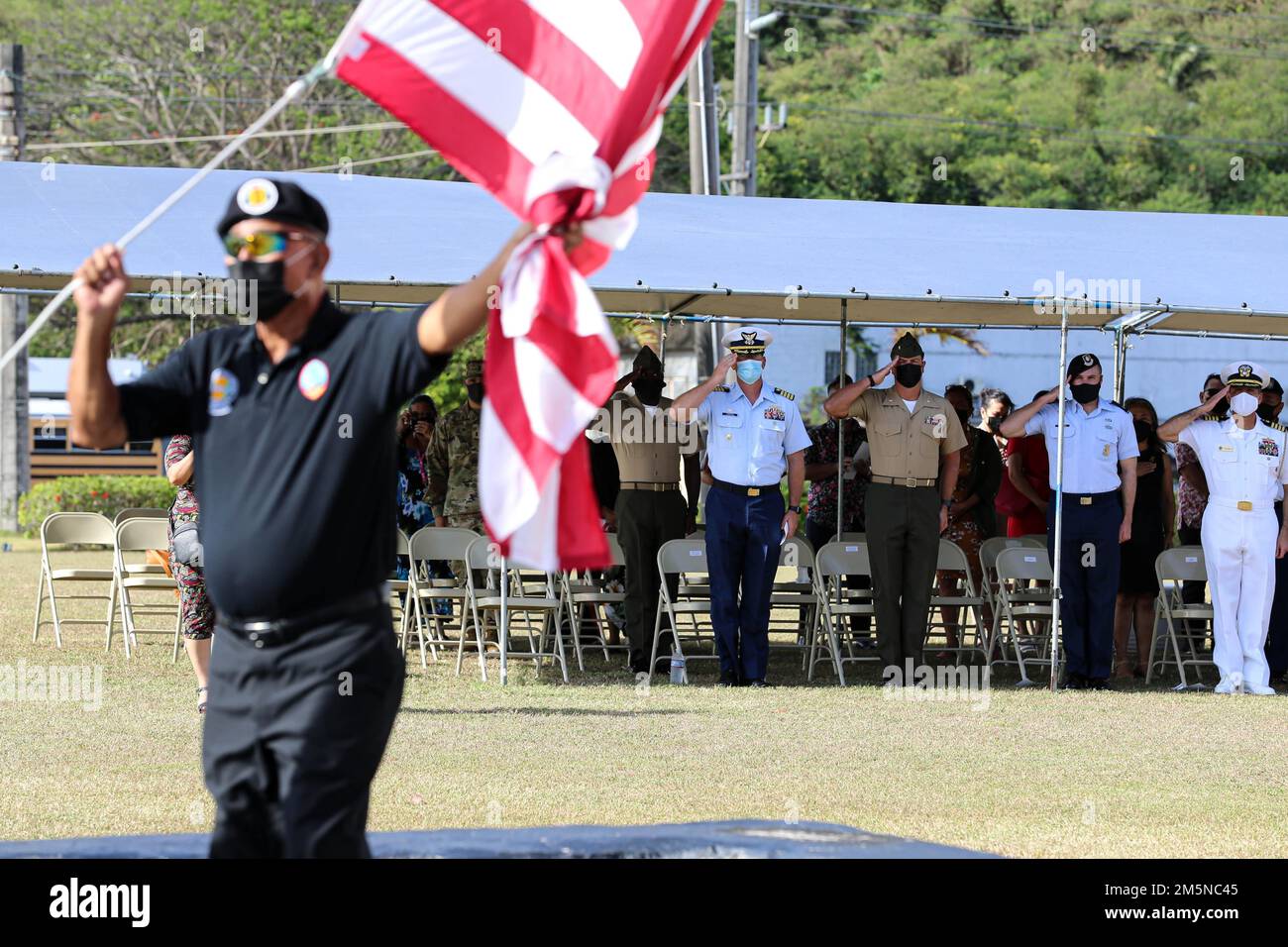 Les membres du service des États-Unis de diverses bases de Guam saluent le drapeau américain lors de la cérémonie de bienvenue des anciens combattants du Vietnam qui a eu lieu au complexe du gouverneur Ricardo J. Bordallo à Adelup, Guam, 29 mars 2022. À partir de 2017, la Journée nationale des anciens combattants de la guerre du Vietnam à 29 mars rend hommage aux hommes et aux femmes qui ont servi pendant la guerre du Vietnam et marque le jour où les unités de soutien au combat et au combat se sont retirées du Sud du Vietnam. Banque D'Images Les membres du service des États-Unis de diverses bases de Guam saluent le drapeau américain lors de la cérémonie de bienvenue des anciens combattants du Vietnam qui a eu lieu au complexe du gouverneur Ricardo J. Bordallo à Adelup, Guam, 29 mars 2022. À partir de 2017, la Journée nationale des anciens combattants de la guerre du Vietnam à 29 mars rend hommage aux hommes et aux femmes qui ont servi pendant la guerre du Vietnam et marque le jour où les unités de soutien au combat et au combat se sont retirées du Sud du Vietnam. Banque D'Images