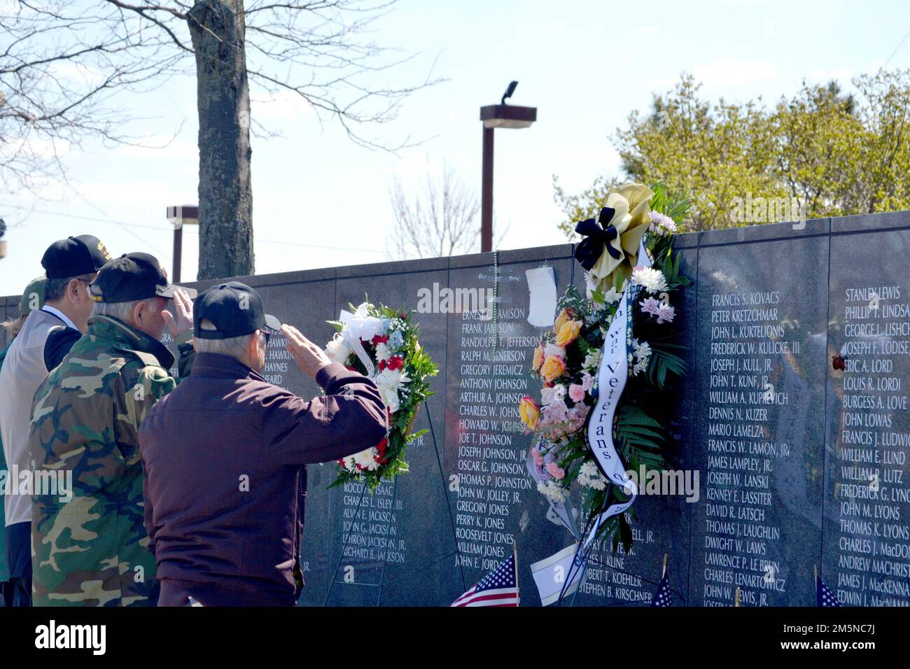 Les membres de la section de Pennsylvanie des anciens combattants de la guerre du Vietnam de Corée ont déposé et salué une couronne au Mémorial des anciens combattants du Vietnam de Philadelphie, dans le cadre d'un 29 mars 2022 programme de commémoration de la guerre du Vietnam organisé par des partenaires commémoratifs, dont le soutien des troupes de l'AAD. Environ 100 personnes ont assisté à l'événement, y compris des anciens combattants, des membres de leur famille et des membres actifs. Banque D'Images Les membres de la section de Pennsylvanie des anciens combattants de la guerre du Vietnam de Corée ont déposé et salué une couronne au Mémorial des anciens combattants du Vietnam de Philadelphie, dans le cadre d'un 29 mars 2022 programme de commémoration de la guerre du Vietnam organisé par des partenaires commémoratifs, dont le soutien des troupes de l'AAD. Environ 100 personnes ont assisté à l'événement, y compris des anciens combattants, des membres de leur famille et des membres actifs. Banque D'Images