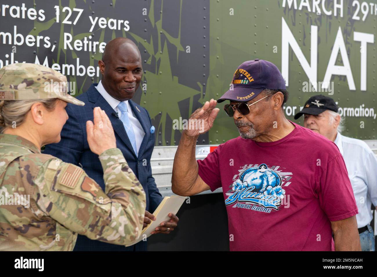 ÉTATS-UNIS Force aérienne Brig. Le général Caroline Miller, commandant de l'aile 502nd de la base aérienne et de la base conjointe San Antonio, remet la médaille du service au Vietnam aux anciens combattants du Vietnam présents lors de la cérémonie de commémoration des anciens combattants de la guerre du Vietnam, 29 mars 2022, à la base conjointe San Antonio-fort Sam Houston, Texas. Banque D'Images ÉTATS-UNIS Force aérienne Brig. Le général Caroline Miller, commandant de l'aile 502nd de la base aérienne et de la base conjointe San Antonio, remet la médaille du service au Vietnam aux anciens combattants du Vietnam présents lors de la cérémonie de commémoration des anciens combattants de la guerre du Vietnam, 29 mars 2022, à la base conjointe San Antonio-fort Sam Houston, Texas. Banque D'Images