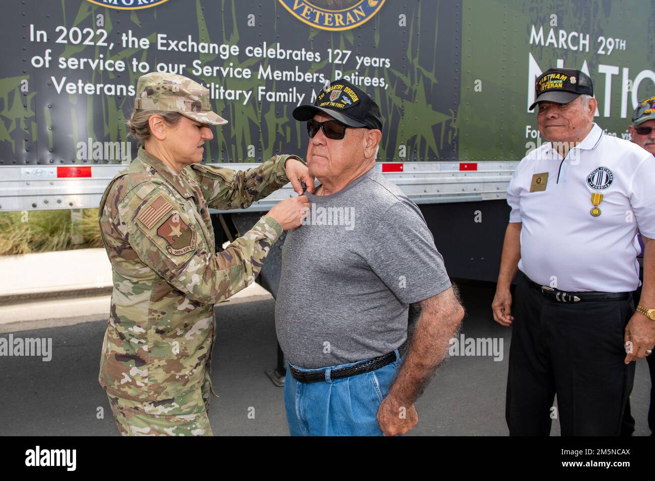 ÉTATS-UNIS Force aérienne Brig. Le général Caroline Miller, commandant de l'aile 502nd de la base aérienne et de la base conjointe San Antonio, remet la médaille du service au Vietnam aux anciens combattants du Vietnam présents lors de la cérémonie de commémoration des anciens combattants de la guerre du Vietnam, 29 mars 2022, à la base conjointe San Antonio-fort Sam Houston, Texas. Banque D'Images ÉTATS-UNIS Force aérienne Brig. Le général Caroline Miller, commandant de l'aile 502nd de la base aérienne et de la base conjointe San Antonio, remet la médaille du service au Vietnam aux anciens combattants du Vietnam présents lors de la cérémonie de commémoration des anciens combattants de la guerre du Vietnam, 29 mars 2022, à la base conjointe San Antonio-fort Sam Houston, Texas. Banque D'Images