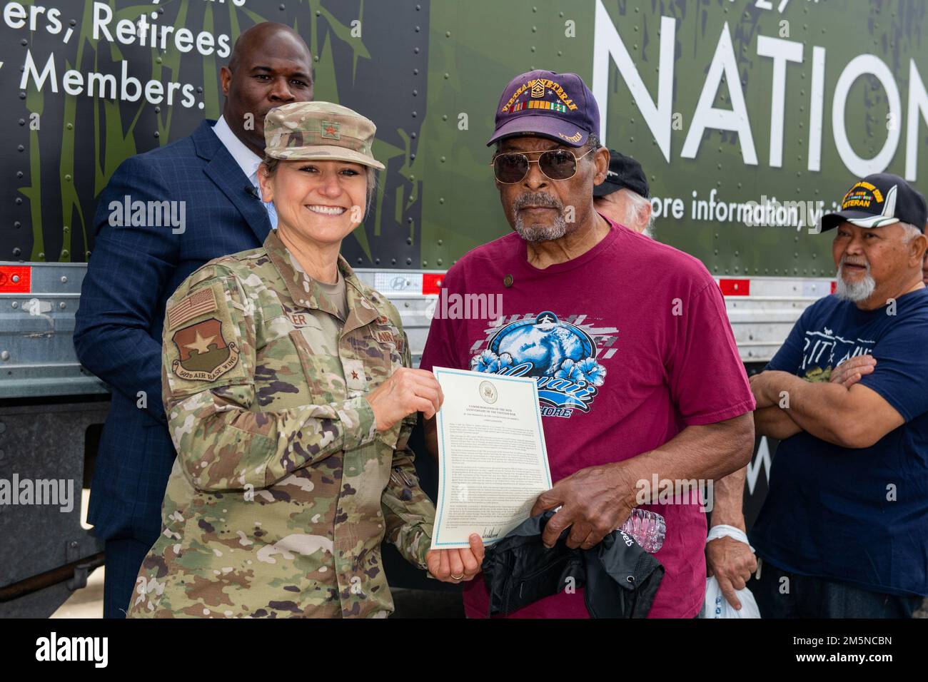 ÉTATS-UNIS Force aérienne Brig. Le général Caroline Miller, commandant de l'aile 502nd de la base aérienne et de la base conjointe San Antonio, remet la médaille du service au Vietnam aux anciens combattants du Vietnam présents lors de la cérémonie de commémoration des anciens combattants de la guerre du Vietnam, 29 mars 2022, à la base conjointe San Antonio-fort Sam Houston, Texas. Banque D'Images ÉTATS-UNIS Force aérienne Brig. Le général Caroline Miller, commandant de l'aile 502nd de la base aérienne et de la base conjointe San Antonio, remet la médaille du service au Vietnam aux anciens combattants du Vietnam présents lors de la cérémonie de commémoration des anciens combattants de la guerre du Vietnam, 29 mars 2022, à la base conjointe San Antonio-fort Sam Houston, Texas. Banque D'Images