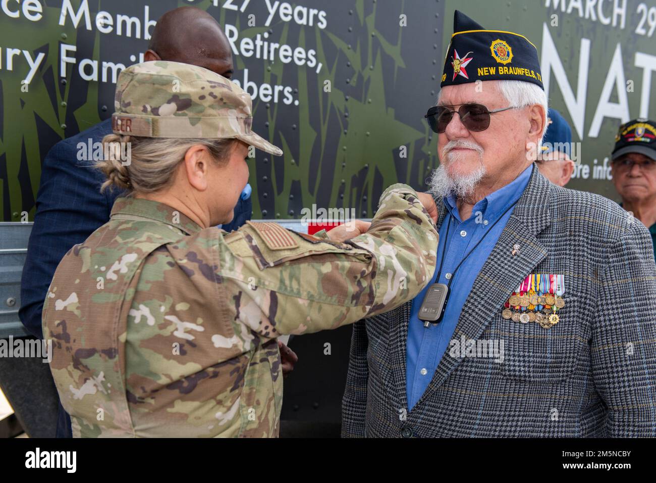 ÉTATS-UNIS Force aérienne Brig. Le général Caroline Miller, commandant de l'aile 502nd de la base aérienne et de la base conjointe San Antonio, remet la médaille du service au Vietnam aux anciens combattants du Vietnam présents lors de la cérémonie de commémoration des anciens combattants de la guerre du Vietnam, 29 mars 2022, à la base conjointe San Antonio-fort Sam Houston, Texas. Banque D'Images