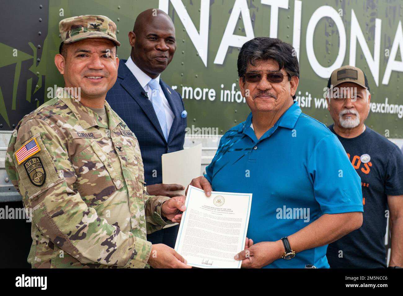 ÉTATS-UNIS Le colonel de l'armée Shane Cuellar, commandant du Groupe de soutien de la Force 502nd, remet la médaille du service au Vietnam aux anciens combattants du Vietnam présents lors de la cérémonie de commémoration des anciens combattants de la guerre du Vietnam, le 29 mars 2022, à la base conjointe San Antonio-fort Sam Houston, Texas. Banque D'Images ÉTATS-UNIS Le colonel de l'armée Shane Cuellar, commandant du Groupe de soutien de la Force 502nd, remet la médaille du service au Vietnam aux anciens combattants du Vietnam présents lors de la cérémonie de commémoration des anciens combattants de la guerre du Vietnam, le 29 mars 2022, à la base conjointe San Antonio-fort Sam Houston, Texas. Banque D'Images