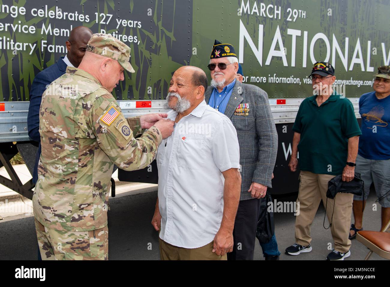 ÉTATS-UNIS L'armée Jason McRoberts, commandant du 502nd Groupe de soutien de la Force, le Sgt. Maj., remet la médaille du service au Vietnam aux anciens combattants du Vietnam présents lors de la cérémonie de commémoration des anciens combattants de la guerre du Vietnam, le 29 mars 2022, à la base conjointe San Antonio-fort Sam Houston, Texas. Banque D'Images