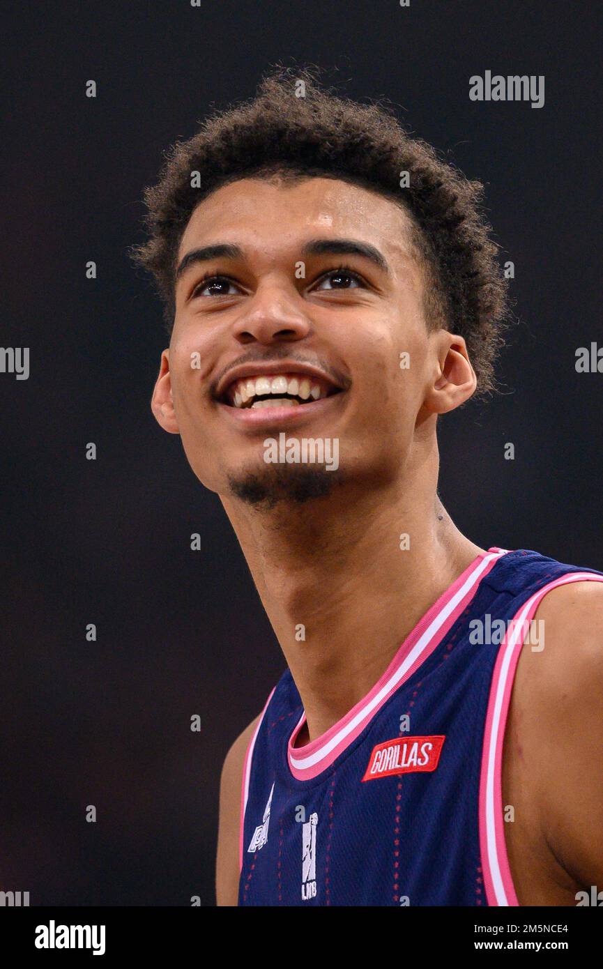 Victor Wembanyama lors du All Star Game 2022 à l'Accor Arena, à Paris, France sur 29 décembre 2022. LeBron James l'a qualifié d'extraterrestre, Steph Curry a comparé le phenom français à un jeu vidéo « 2K create-a-Player », tandis que Kevin durant pense que la ligue est vraiment en difficulté lorsque Wembanyama a été rédigée No 1 en 2023. Richard Jefferson, ancien joueur de la NBA devenu analyste ESPN, estime que Wembanyama est la perspective la plus « effrayante » de l'Association, alors que beaucoup estiment qu'il est confortablement le plus grand joueur à entrer dans la ligue depuis que LeBron est entré à Cleveland en tant que « le joueur choisi » deux déc Banque D'Images