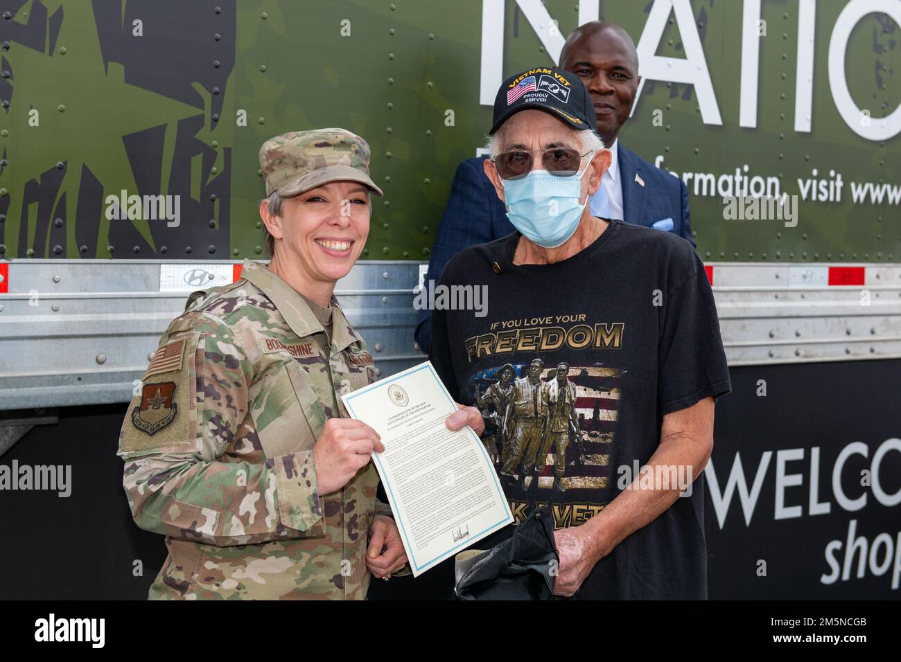 ÉTATS-UNIS Le Sgt. Casy Bommershine, chef 502nd de commandement de la base aérienne et de la base interarmées de San Antonio, remet la médaille du service au Vietnam aux anciens combattants du Vietnam présents lors de la cérémonie de commémoration des anciens combattants de la guerre du Vietnam, 29 mars 2022, à la base conjointe San Antonio-fort Sam Houston, Texas. Banque D'Images ÉTATS-UNIS Le Sgt. Casy Bommershine, chef 502nd de commandement de la base aérienne et de la base interarmées de San Antonio, remet la médaille du service au Vietnam aux anciens combattants du Vietnam présents lors de la cérémonie de commémoration des anciens combattants de la guerre du Vietnam, 29 mars 2022, à la base conjointe San Antonio-fort Sam Houston, Texas. Banque D'Images