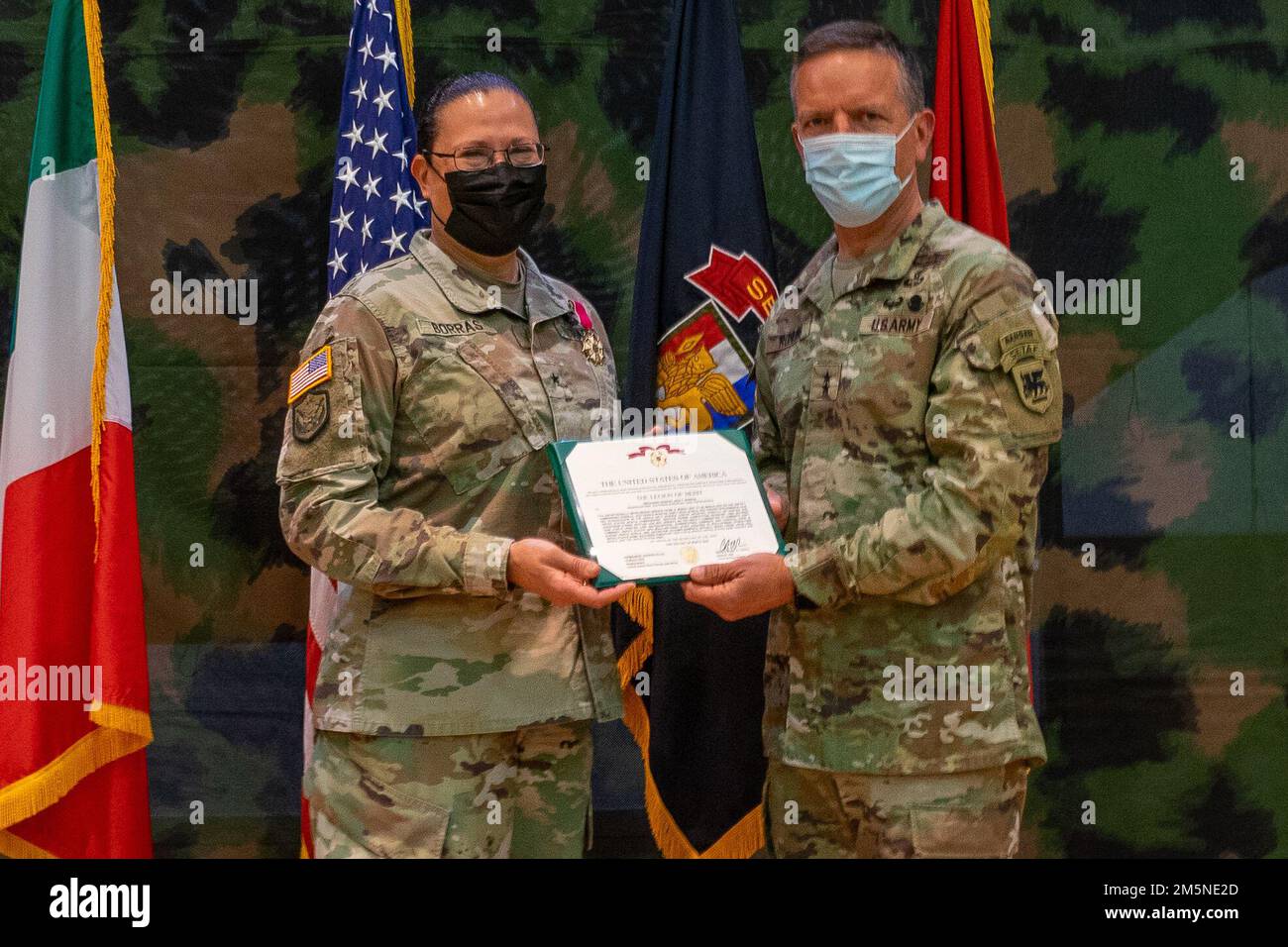 Major général Andrew M. Rohling et membres des États-Unis Force opérationnelle de l'armée de l'Europe du Sud, l'Afrique fait ses adieux à Brig. Général Aida Teresa Borras, commandant adjoint des États-Unis Armée SETAF-AF, on Caserma Del DIN, on 29 mars 2022. Banque D'Images Major général Andrew M. Rohling et membres des États-Unis Force opérationnelle de l'armée de l'Europe du Sud, l'Afrique fait ses adieux à Brig. Général Aida Teresa Borras, commandant adjoint des États-Unis Armée SETAF-AF, on Caserma Del DIN, on 29 mars 2022. Banque D'Images