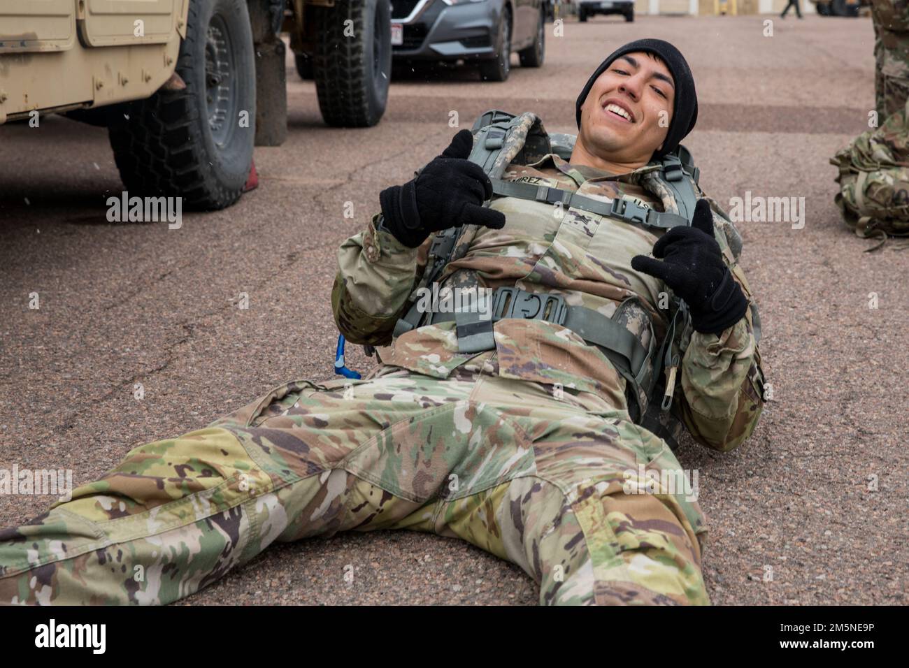 Le Sgt Mark Ramirez, soldat au siège et au détachement du quartier général du Groupe d'Ordnance 71st, participe à la compétition des meilleurs guerriers de la fin de la journée 71st à fort Carson, Colorado, 31 mars 2022. Les gagnants des catégories des officiers inscrits et des officiers non commissionnés représenteront la fin de journée 71st dans le cadre de la compétition du meilleur guerrier du Commandement CBRNE 20th cet été. Banque D'Images